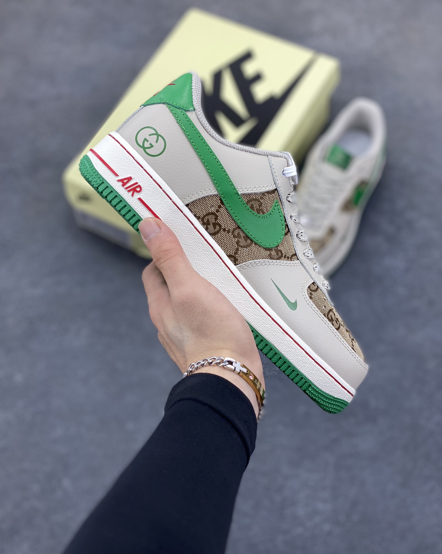 Nike Air Force 1 Low 空军一号低帮百搭休闲运动板鞋。柔软、弹性十足的缓震性能和出色的中底设计，横跨复古与现代的外型结合，造就出风靡全球三十多年的Force 1，直到今天还深受青睐。 货号：LW9279-003 尺码：36 36.5 37.5 38 38.5 39 40 40.5 41 42 42.5 43 44 44.5 45-选品中心