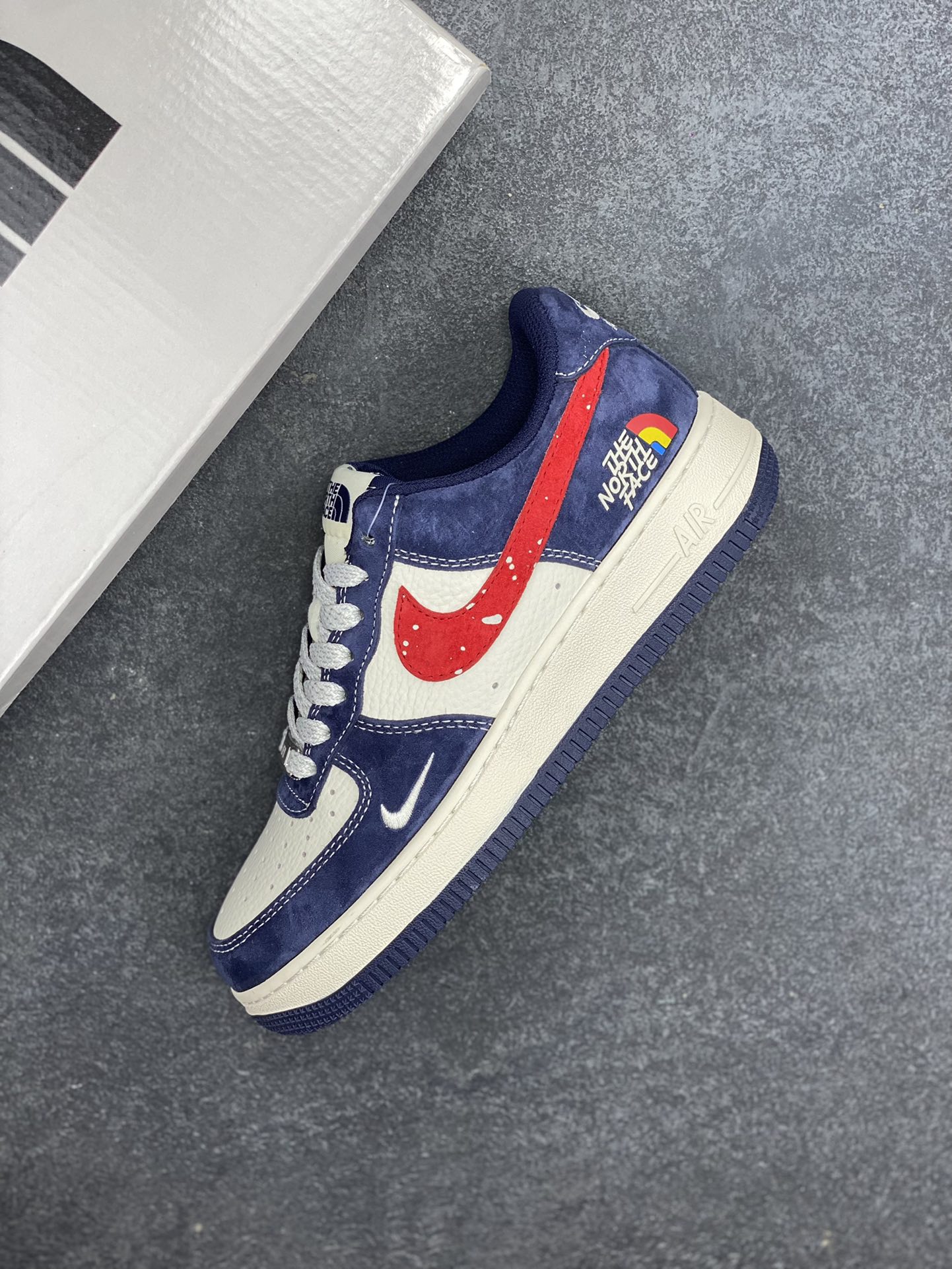 图片[7]-NIke Air Force 1 \’07 Low “北面联名——深兰红”空军一号 低帮 运动鞋 休闲鞋 折边针车 工艺难度大 原楦头原纸板 原装鞋盒 定制五金配件 内置全掌气垫 原厂鞋底 货号：HS8068-045 尺码：36 36.5 37.5 38 38.5 39 40 40.5 41 42 42.5 43 44 44.5 45-选品中心