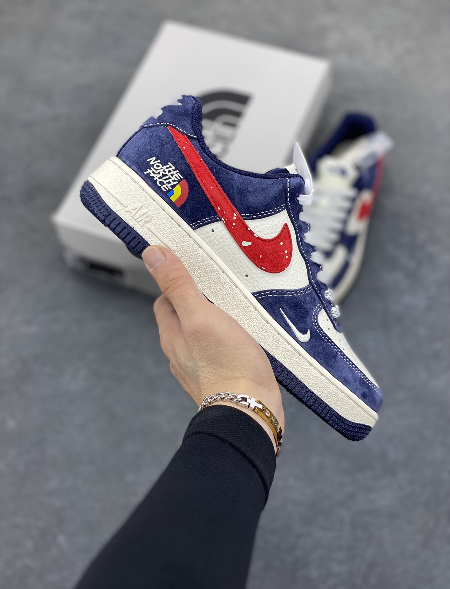 NIke Air Force 1 \'07 Low “北面联名——深兰红”空军一号 低帮 运动鞋 休闲鞋 折边针车 工艺难度大 原楦头原纸板 原装鞋盒 定制五金配件 内置全掌气垫 原厂鞋底 货号：HS8068-045 尺码：36 36.5 37.5 38 38.5 39 40 40.5 41 42 42.5 43 44 44.5 45-选品中心