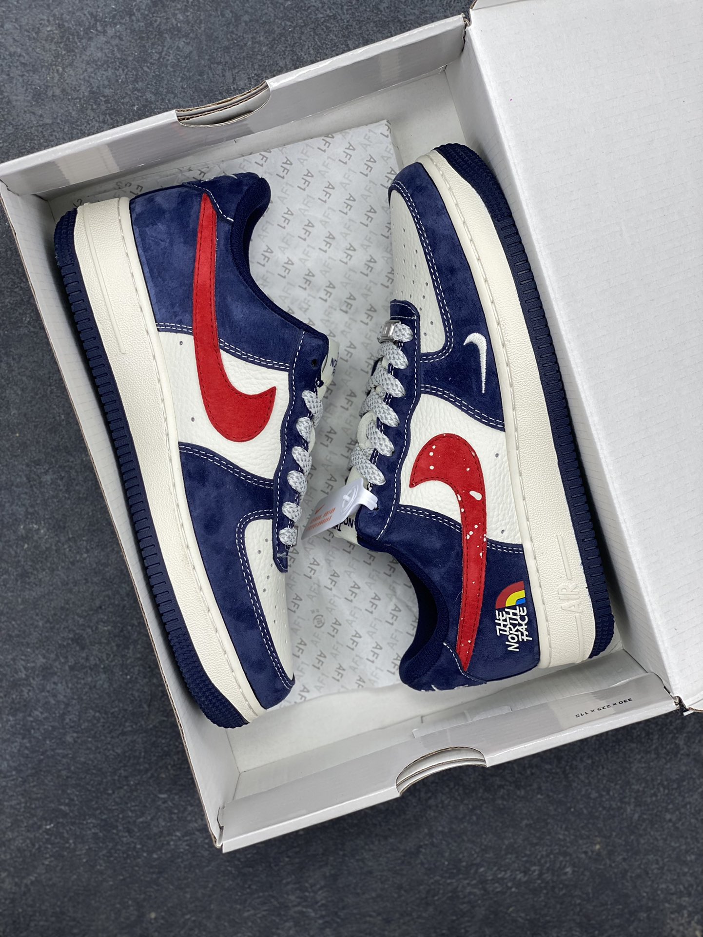 图片[9]-NIke Air Force 1 \’07 Low “北面联名——深兰红”空军一号 低帮 运动鞋 休闲鞋 折边针车 工艺难度大 原楦头原纸板 原装鞋盒 定制五金配件 内置全掌气垫 原厂鞋底 货号：HS8068-045 尺码：36 36.5 37.5 38 38.5 39 40 40.5 41 42 42.5 43 44 44.5 45-选品中心