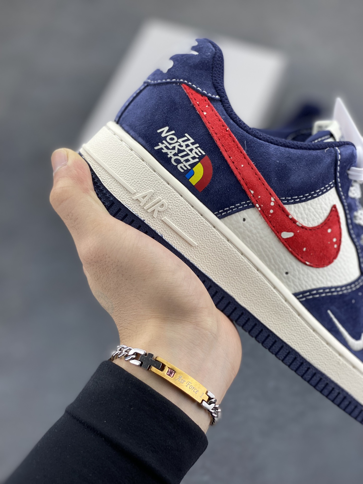 图片[6]-NIke Air Force 1 \’07 Low “北面联名——深兰红”空军一号 低帮 运动鞋 休闲鞋 折边针车 工艺难度大 原楦头原纸板 原装鞋盒 定制五金配件 内置全掌气垫 原厂鞋底 货号：HS8068-045 尺码：36 36.5 37.5 38 38.5 39 40 40.5 41 42 42.5 43 44 44.5 45-选品中心