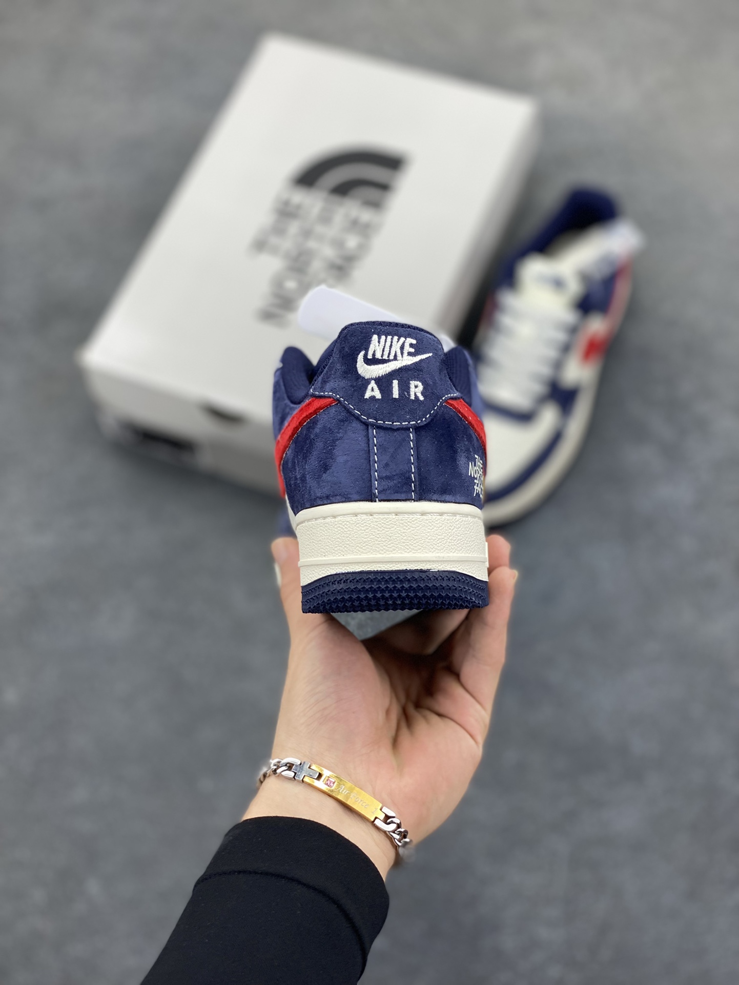 图片[4]-NIke Air Force 1 \’07 Low “北面联名——深兰红”空军一号 低帮 运动鞋 休闲鞋 折边针车 工艺难度大 原楦头原纸板 原装鞋盒 定制五金配件 内置全掌气垫 原厂鞋底 货号：HS8068-045 尺码：36 36.5 37.5 38 38.5 39 40 40.5 41 42 42.5 43 44 44.5 45-选品中心