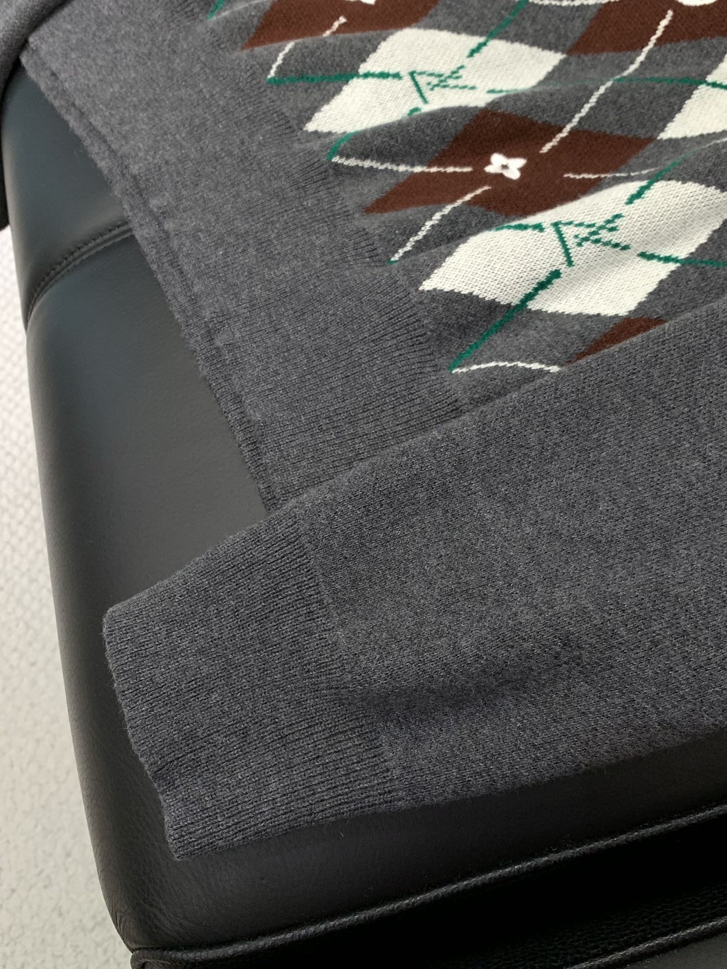 “Louis Vuitton Autumn 2025 Collection: Unique Long-Sleeved Sweaters for Fashion Enthusiasts” - 图片 6