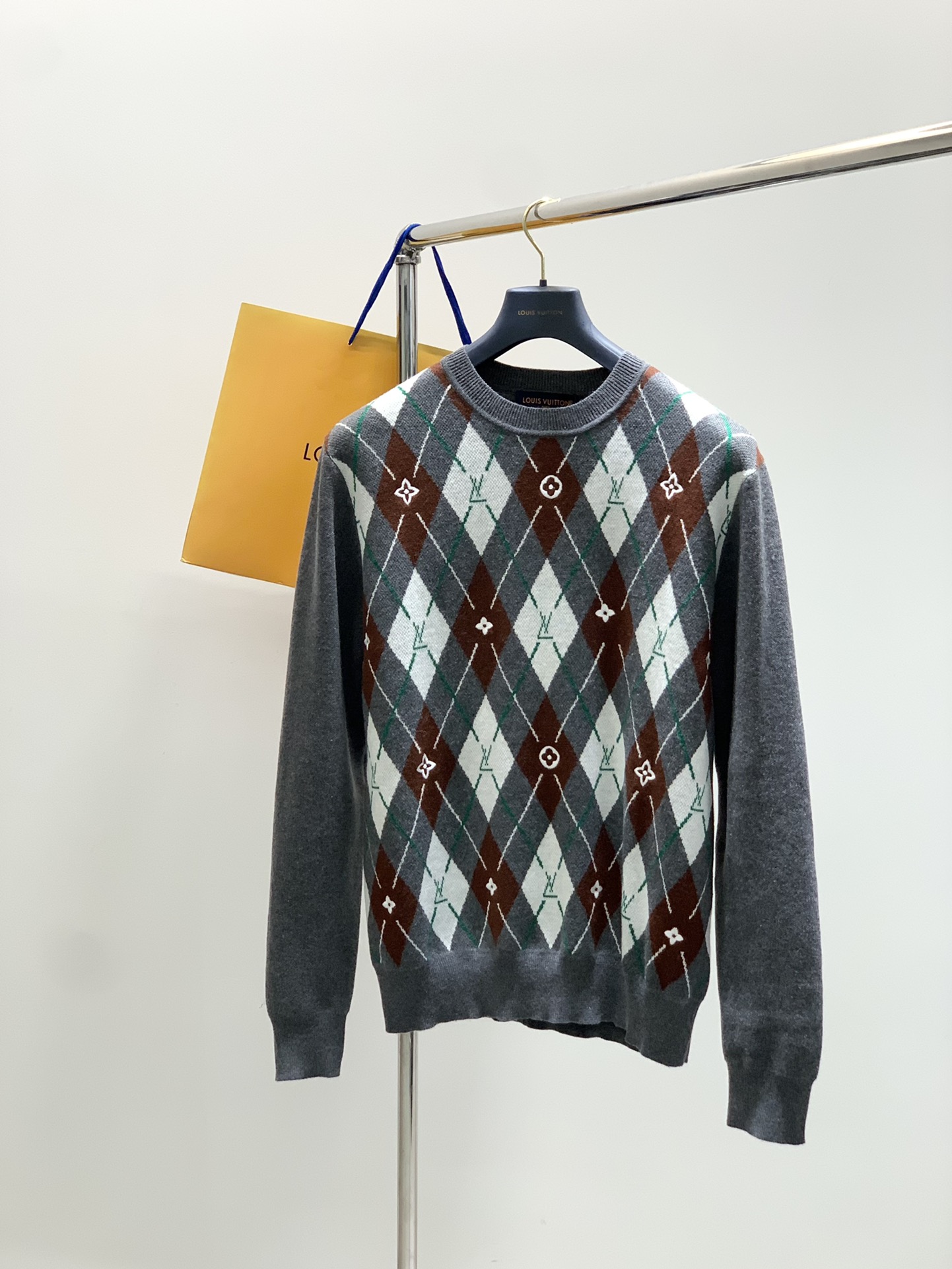 “Louis Vuitton Autumn 2025 Collection: Unique Long-Sleeved Sweaters for Fashion Enthusiasts”