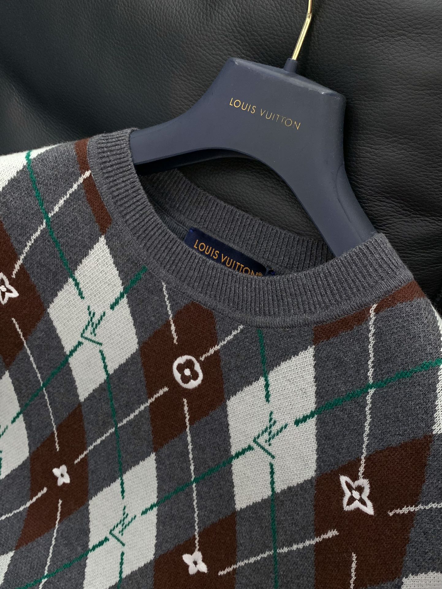 “Louis Vuitton Autumn 2025 Collection: Unique Long-Sleeved Sweaters for Fashion Enthusiasts” - 图片 4