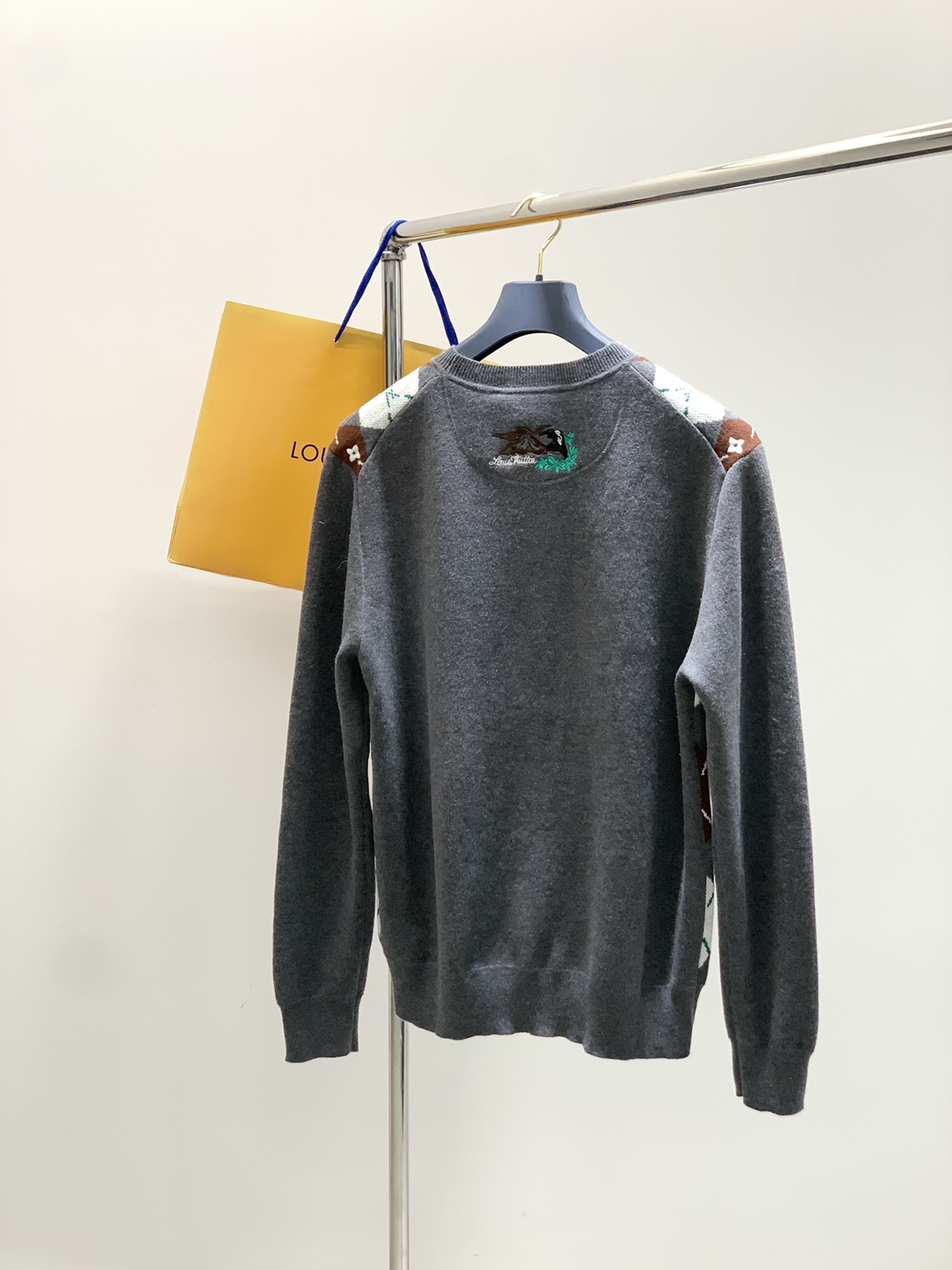 “Louis Vuitton Autumn 2025 Collection: Unique Long-Sleeved Sweaters for Fashion Enthusiasts” - 图片 2