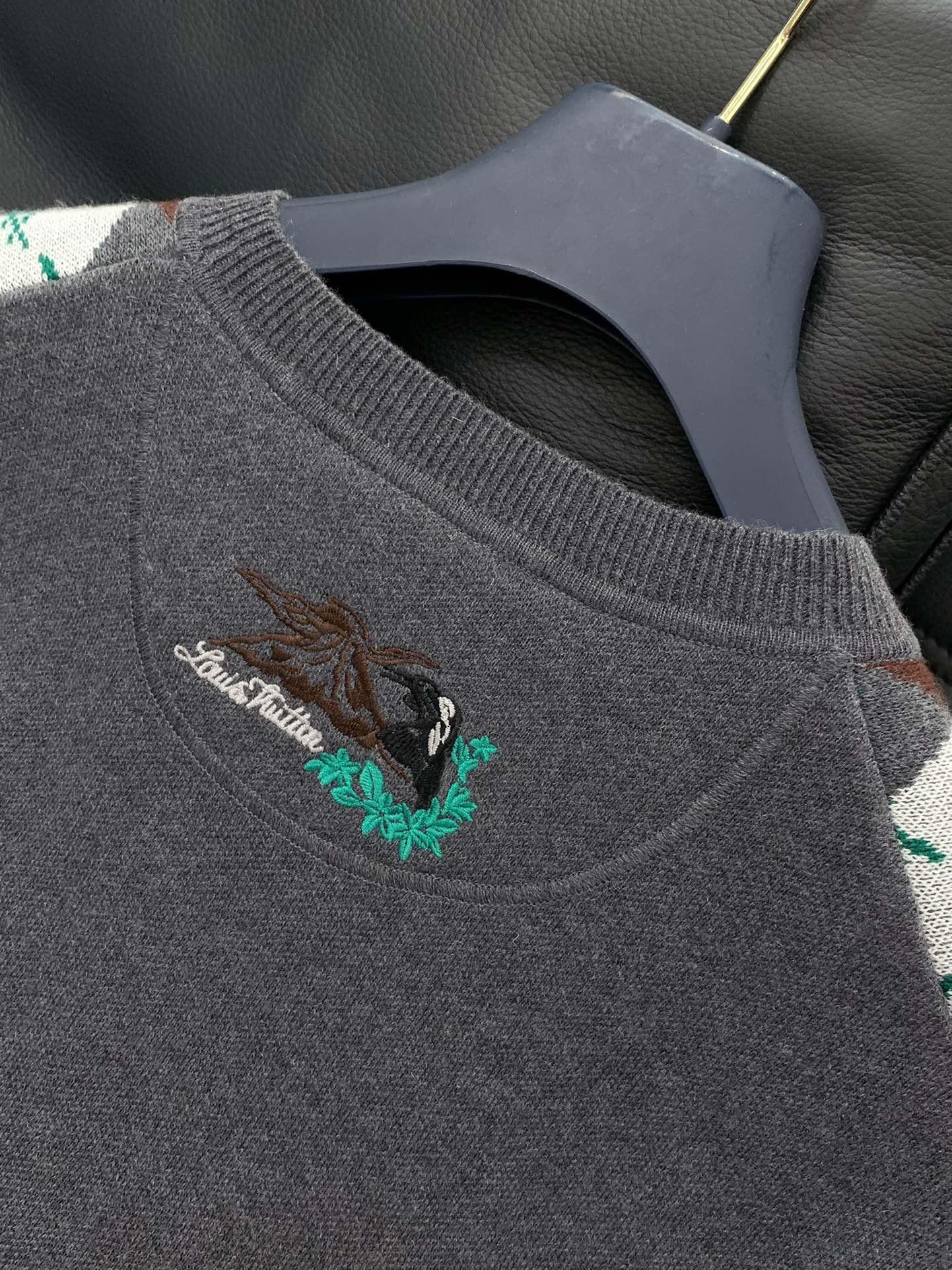“Louis Vuitton Autumn 2025 Collection: Unique Long-Sleeved Sweaters for Fashion Enthusiasts” - 图片 7