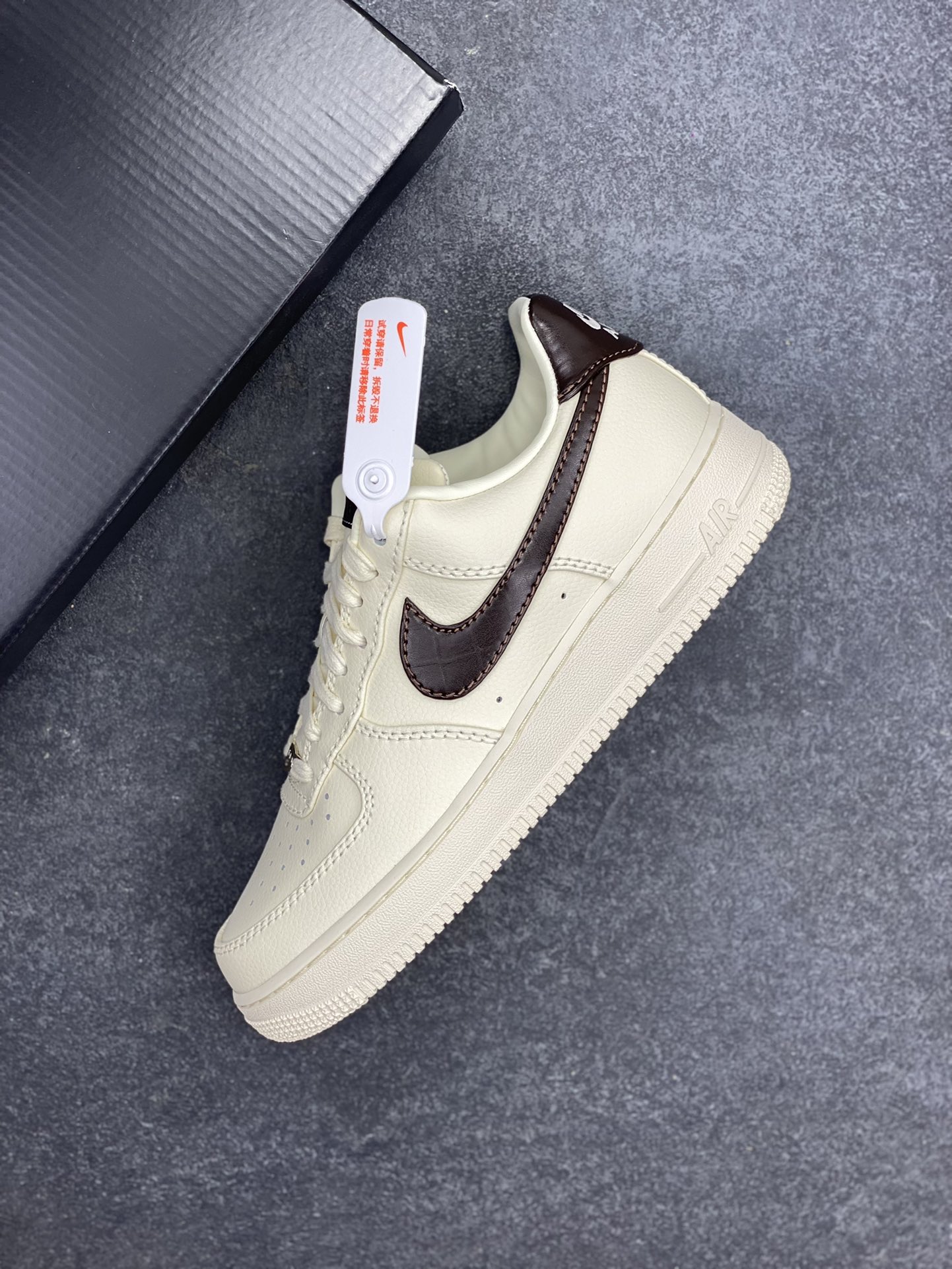 图片[7]-Nike Air Force 1 Low 奶油黄 空军一号低帮运动休闲板鞋 原楦头原纸板 打造纯正空军版型 专注外贸渠道 全掌内置蜂窝气垫 原盒配件 原厂中底钢印、拉帮完美 货号：IH7332-001 尺码：36 36.5 37.5 38 38.5 39 40 40.5 41 42 42.5 43 44 44.5 45 46-选品中心