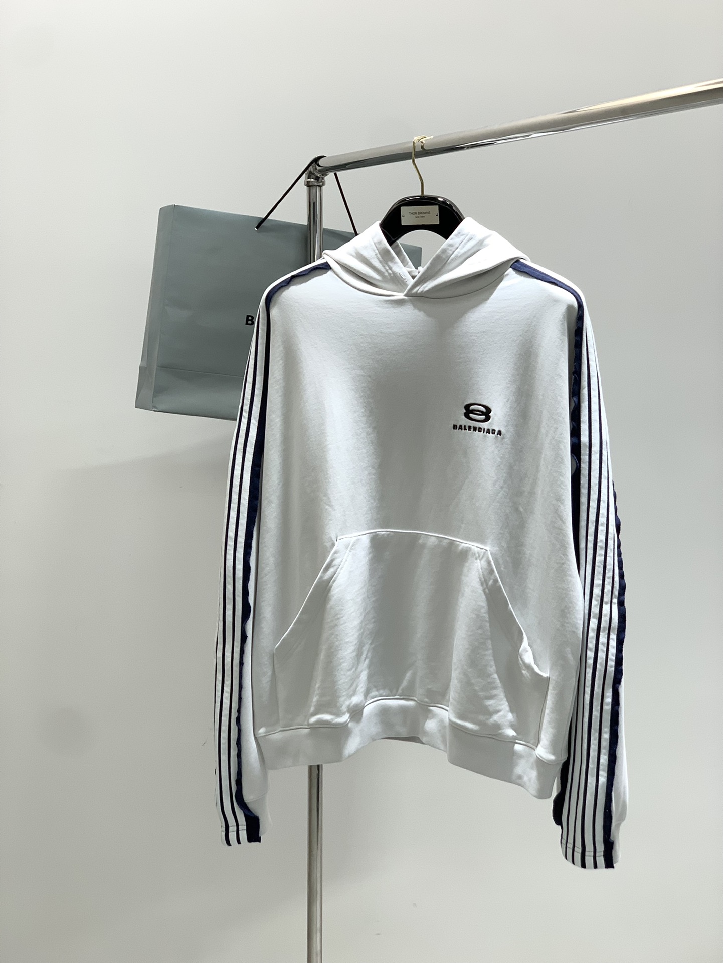 NO:497395,,Balenciaga Balenciaga, the latest autumn style, the counter is available at the same time, original singles, popular fashion casual hooded sweatshirts, imported original fabric, unique design, top-grade embroidery craft letter pattern decoration logo, simple and fashionable, handsome upper body, complete three standards, 0-3 BALENCIAGA Size 01 2 3 Length 69717375 Bust 130134138142 Shoulder width 74767880 Sleeve length 55565758,,balenciaga,balenciaga,hoodie,sweatshirts,hats,alexander wang19860909,Balenciaga 巴黎世家,秋季最新款,专柜同步有售,原单狠货,爆款时尚休闲连帽卫衣,进口原版面料,独特设计,顶级刺绣工艺字母图案装饰logo,简约时尚 ,上身帅气,三标齐全,码数0-3 BALENCIAGA 尺码01 2 3 衣长69717375 胸围130134138142 肩宽74767880 袖长55565758,,balenciaga,balenciaga,hoodie,sweatshirts,hats,alexander wang,Men's clothing