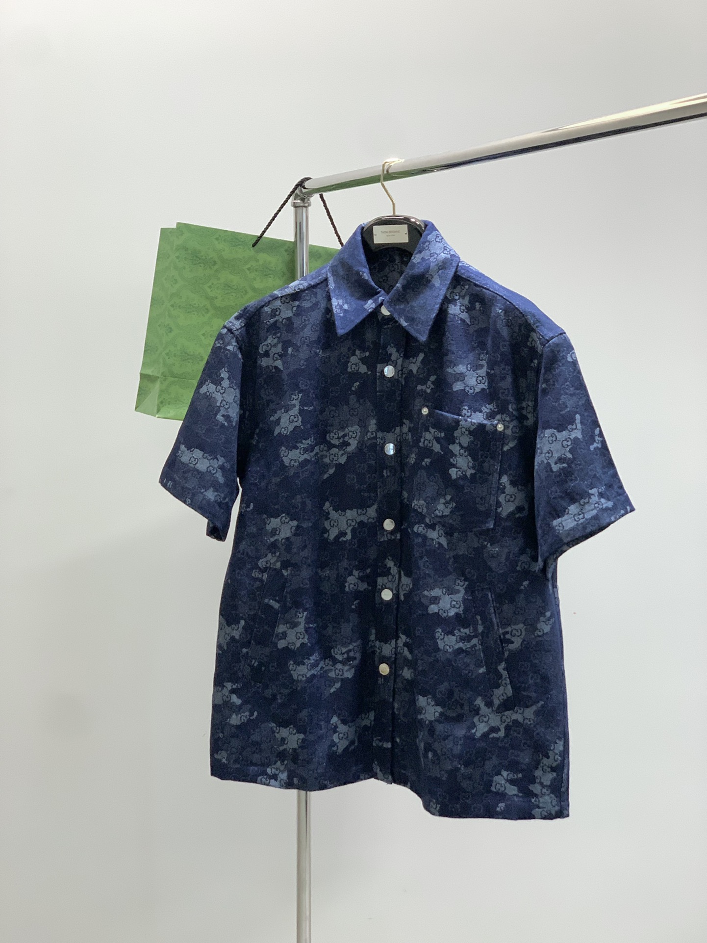 NO:497417,Tops, shorts P, Gucci, the latest summer model, available at the counter at the same time, original singles, fashionable and casual denim suit, very distinctive on the upper body!  Eye-catching and highlighted, imported original fabric, top-grade jacquard craft letter pattern decoration logo, original hardware and auxiliary materials decoration, simple but not lacking in fashion, classic and atmospheric, comfortable and breathable, handsome and stylish on the upper body, S-XL Size 46485052 Length 7677.57980.5 Bust 124128132136 Shoulder width 535545.55657.5 Hem 124128132136 * Warm reminder: The size is for reference only, manual measurement has 1-3cm error SMLXL trousers 57585960 Waist circumference 82869094 Sit circumference 102110118126,,gucci,gucci,shorts,alexander wang19860909上衣,短裤P,Gucci 古驰,夏季最新款,专柜同步有售,原单狠货,时尚休闲牛仔套装,上身很有特点！吸睛而有亮点,进口原版面料,顶级提花工艺字母图案装饰Logo,原版五金辅料装饰,简单而不失时尚,经典大气,舒适透气,上身帅气有型,码数S-XL 尺码46485052 衣长7677.57980.5 胸围124128132136 肩宽535545.55657.5 下摆124128132136 *温馨提示:尺码仅供参考,手工测量存在1-3cm误差 SMLXL 裤长57585960 腰围82869094 坐围102110118126,,gucci,gucci,shorts,alexander wang,Men's clothing