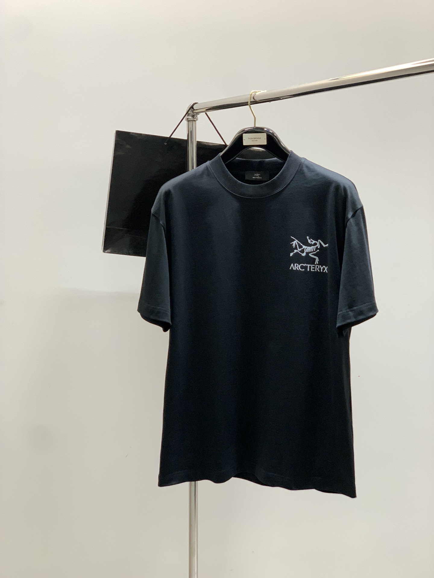 NO:497370,,ARCTERYX Archaeoptera bird, new summer AW products, fashionable and casual round neck short-sleeved T-shirts, available at the same time for counters, original singles, imported original fabrics, extremely complex craftsmanship, fairly elegant and fashionable visuals, noble and elegant, from the main fabric to the detailed craftsmanship, highlighting the ingenuity of fashion, 3 colors recommendations, codes S-2XL, arc'teryx, T-shirt,tees, t-shirt, alexander wang19860909,ARCTERYX 始祖鸟,夏季AW新品,时尚休闲圆领短袖T恤,专柜同步有售,原单狠货,进口原版面料,工艺极度复杂,视觉相当雅致时髦,高贵而优雅,从主体面料到细节工艺,彰显时装的匠心所在,3色推荐,码数S-2XL,arc'teryx,T-shirt,tees，t-shirt,alexander wang,Men's clothing