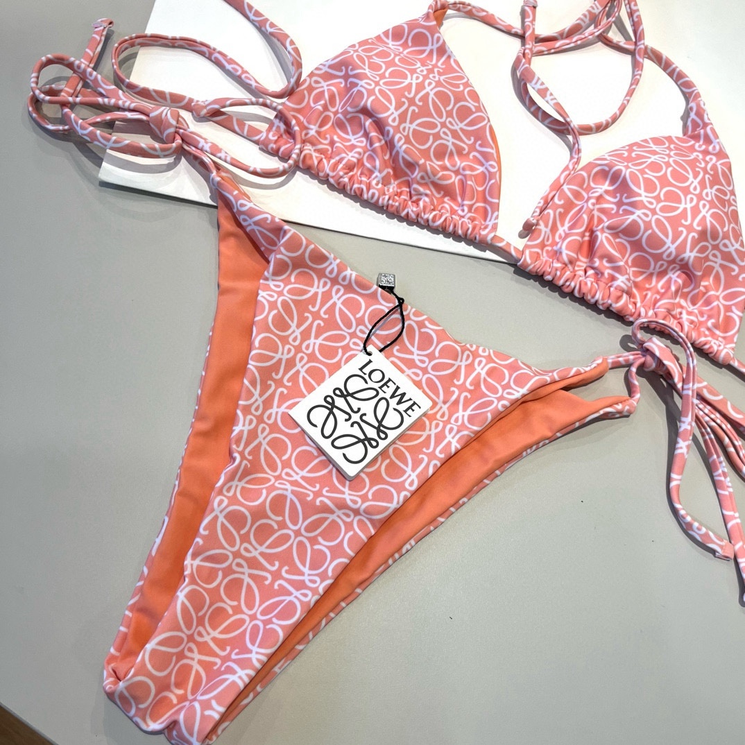 🆕
罗意威LOEWE新款比基尼泳衣👙❤️😍🥰适合多种场景的游泳衣🏊‍♀️海边 游泳池 温泉 水上乐园 漂