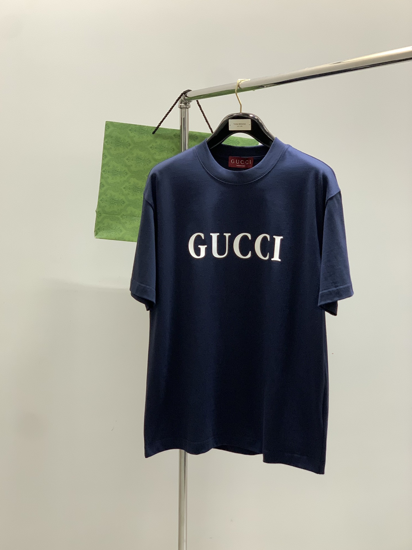 NO:497436,,Gucci, the latest summer model, available at the counter at the same time, original single product, fashionable and casual round neck short-sleeved T-shirt, very distinctive on the upper body!  Eye-catching and highlighted, imported original fabric, top-level printing craft letter pattern decorative logo, simple but not lacking in fashion, classic and atmospheric, comfortable and breathable, handsome and stylish on the upper body, 2 colors recommended, code number S-XXL, gucci, gucci, T-shirt, tees, t-shirt, alexander wang19860909,Gucci 古驰,夏季最新款,专柜同步有售,原单狠货,时尚休闲圆领短袖T恤,上身很有特点！吸睛而有亮点,进口原版面料,顶级印花工艺字母图案装饰Logo,简单而不失时尚,经典大气,舒适透气,上身帅气有型,2色推荐,码数S-XXL,,gucci,gucci,T-shirt,tees，t-shirt,alexander wang,Men's clothing