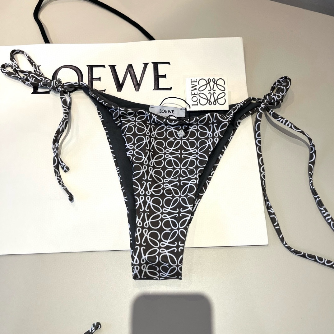 🆕
罗意威LOEWE新款比基尼泳衣👙❤️😍🥰适合多种场景的游泳衣🏊‍♀️海边 游泳池 温泉 水上乐园 漂
