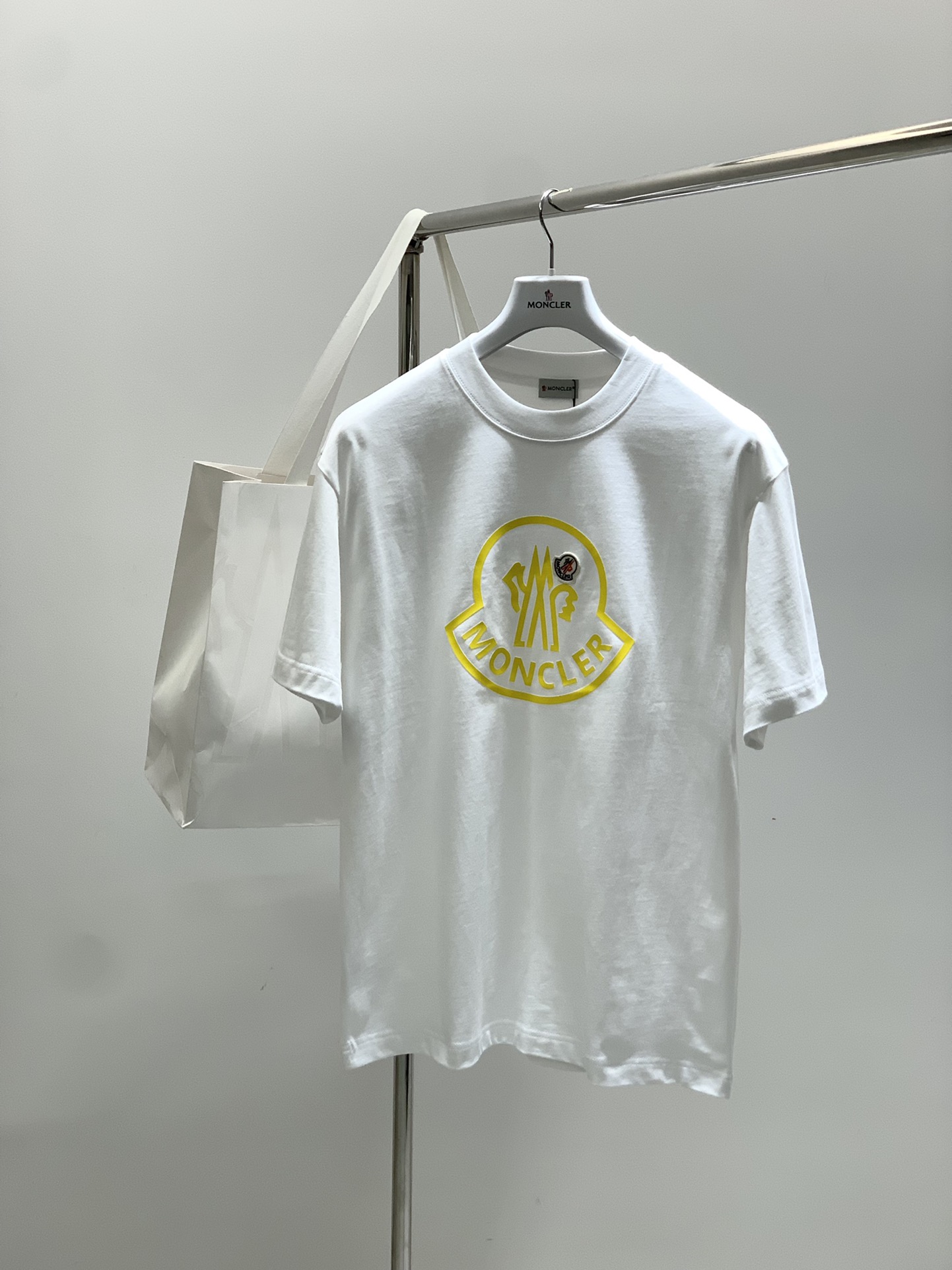 NO:497424,,Moncler hood, the latest 2025 summer product, available at the same time for counters, original single ruthless goods, fashionable and casual round neck short-sleeved T-shirt, comfortable upper body!  Eye-catching and highlighted, using imported original fabric, top-grade printed craft letter pattern logo, simple but not losing fashion, fashionable and handsome upper body, 2 colors recommended, S-2XL, Moncler, T-shirt, tees, t-shirt, alexander wang19860909,Moncler 蒙口,2025夏季最新品,专柜同步有售,原单狠货,时尚休闲圆领短袖T恤,上身舒适！吸睛而有亮点,采用进口原版面料,顶级印花工艺字母图案logo,简单而不失时尚,上身时尚帅气,2色推荐,码数S-2XL,,Moncler,T-shirt,tees，t-shirt,alexander wang,Men's clothing