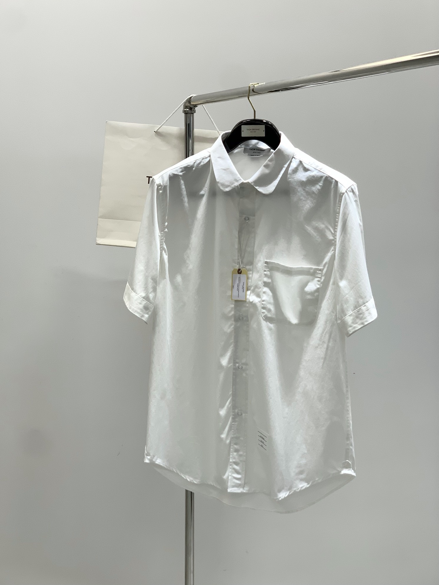 NO:497387,,Thom Browne Tom Brown, the latest summer products, fashionable and casual short-sleeved shirts, available at the counter at the same time, original singles, imported original fabric, excellent comfort, top-grade printing craft letter pattern logo, extremely high grade, calm and versatile, handsome and stylish on the upper body, 2 colors recommended, 1-4, thom browne,shirts, T-shirt, alexander wang19860909,Thom Browne 汤姆·布朗 ,夏季最新品,时尚休闲短袖衬衫,专柜同步有售,原单狠货,采用进口原版面料,舒适度极佳,顶级印花工艺字母图案logo,档次极高,从容百搭,上身帅气有型,2色推荐,码数1-4,,thom browne,shirts,T-shirt,alexander wang,Men's clothing