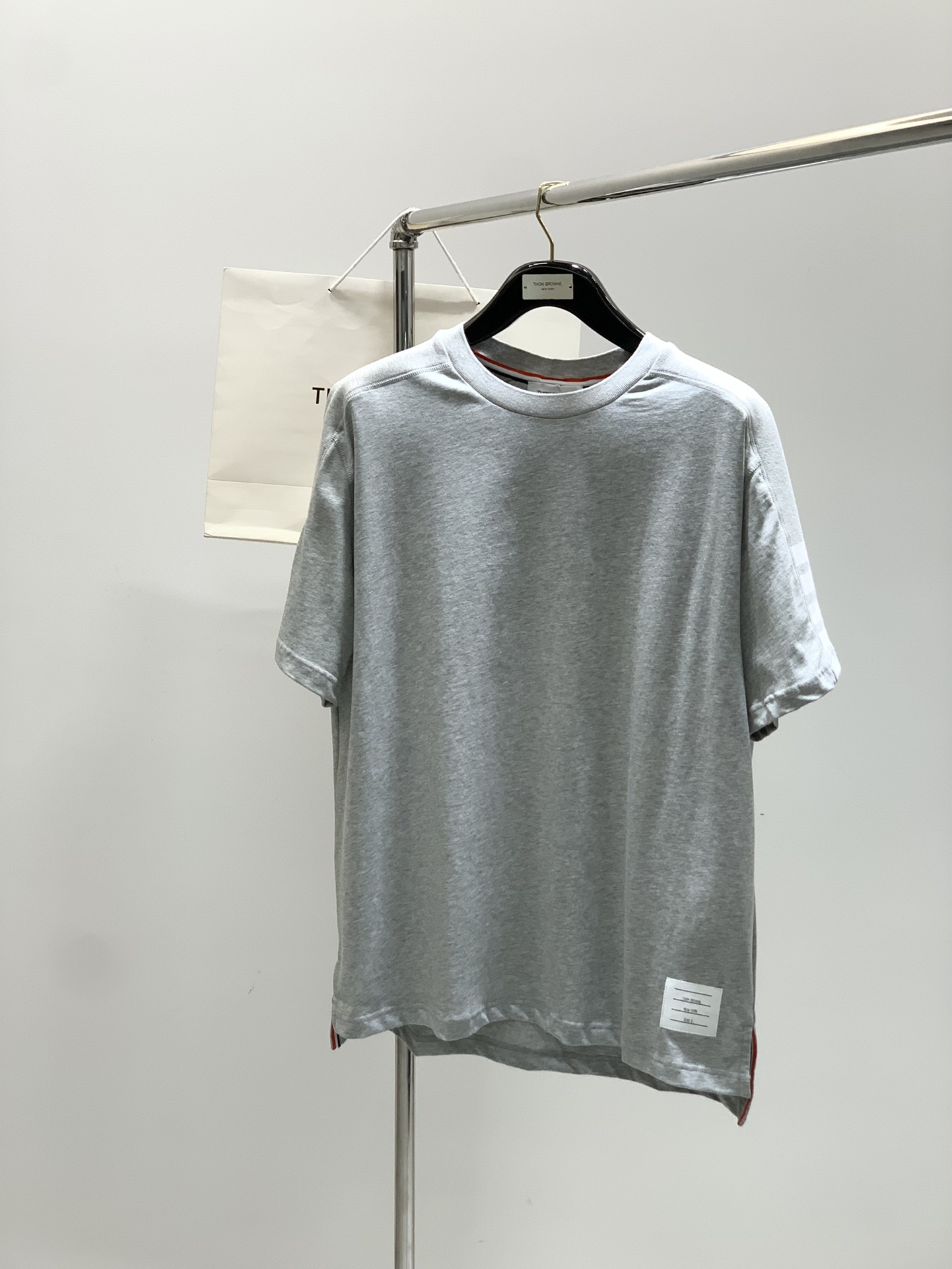 NO:497429,,Thom Browne Tom Brown, the latest summer products, fashionable and casual lapel short-sleeved T-shirts, available at the counter, original singles, imported original fabric, excellent comfort, top-grade printing craft letter pattern logo, extremely high grade, calm and versatile, handsome and stylish on the upper body, 3 colors recommended, 1-4, thom browne, T-shirt,tees, t-shirt,alexander wang19860909,Thom Browne 汤姆·布朗 ,夏季最新品,时尚休闲翻领短袖T恤,专柜同步有售,原单狠货,采用进口原版面料,舒适度极佳,顶级印花工艺字母图案logo,档次极高,从容百搭,上身帅气有型,3色推荐,码数1-4,,thom browne,T-shirt,tees，t-shirt,alexander wang,Men's clothing