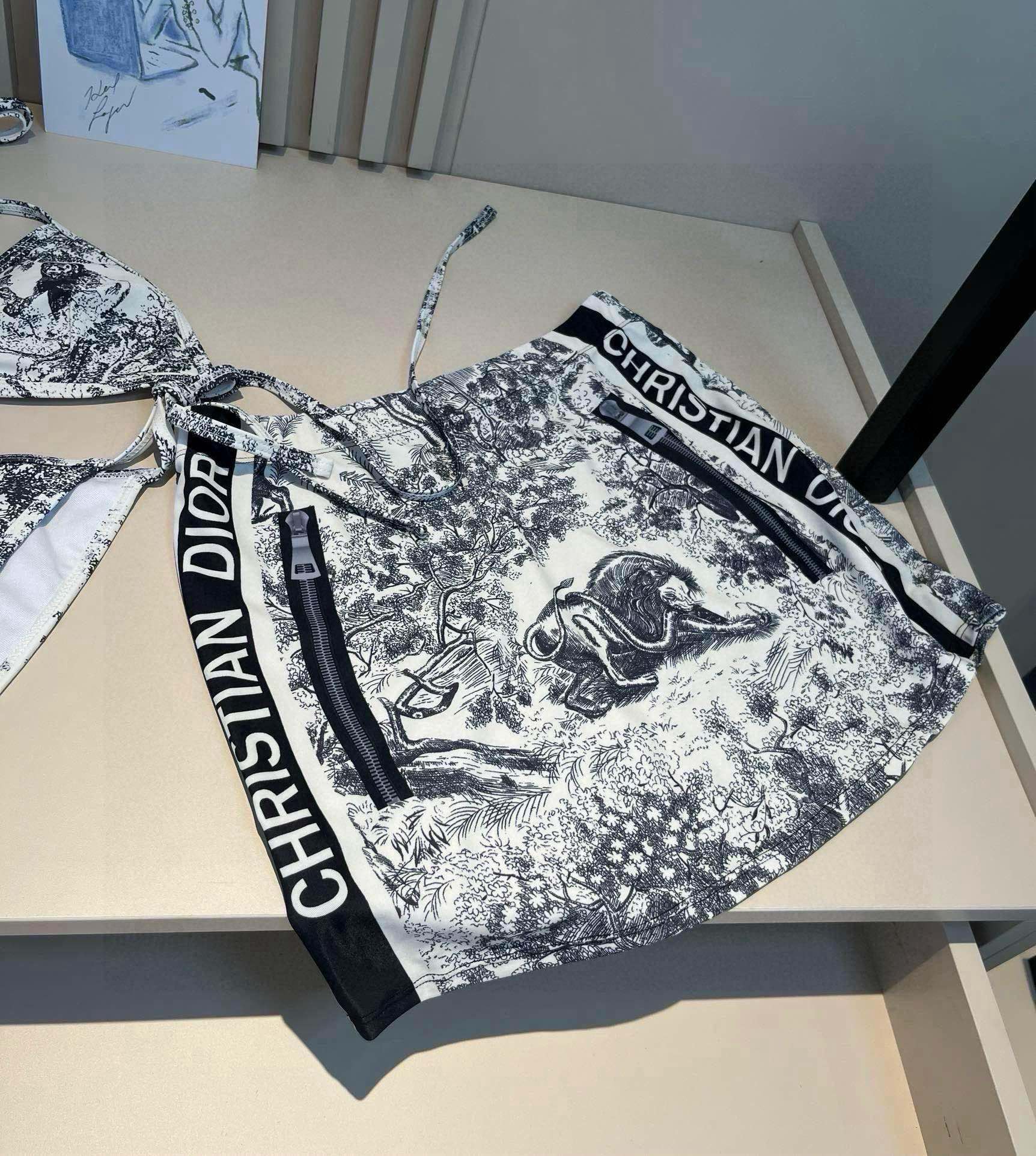 🆕 三件套
Dior迪奥 经典比基尼👙❤️😍🥰适合多种场景的游泳衣🏊‍♀️海边 游泳池 温泉 水上乐园 