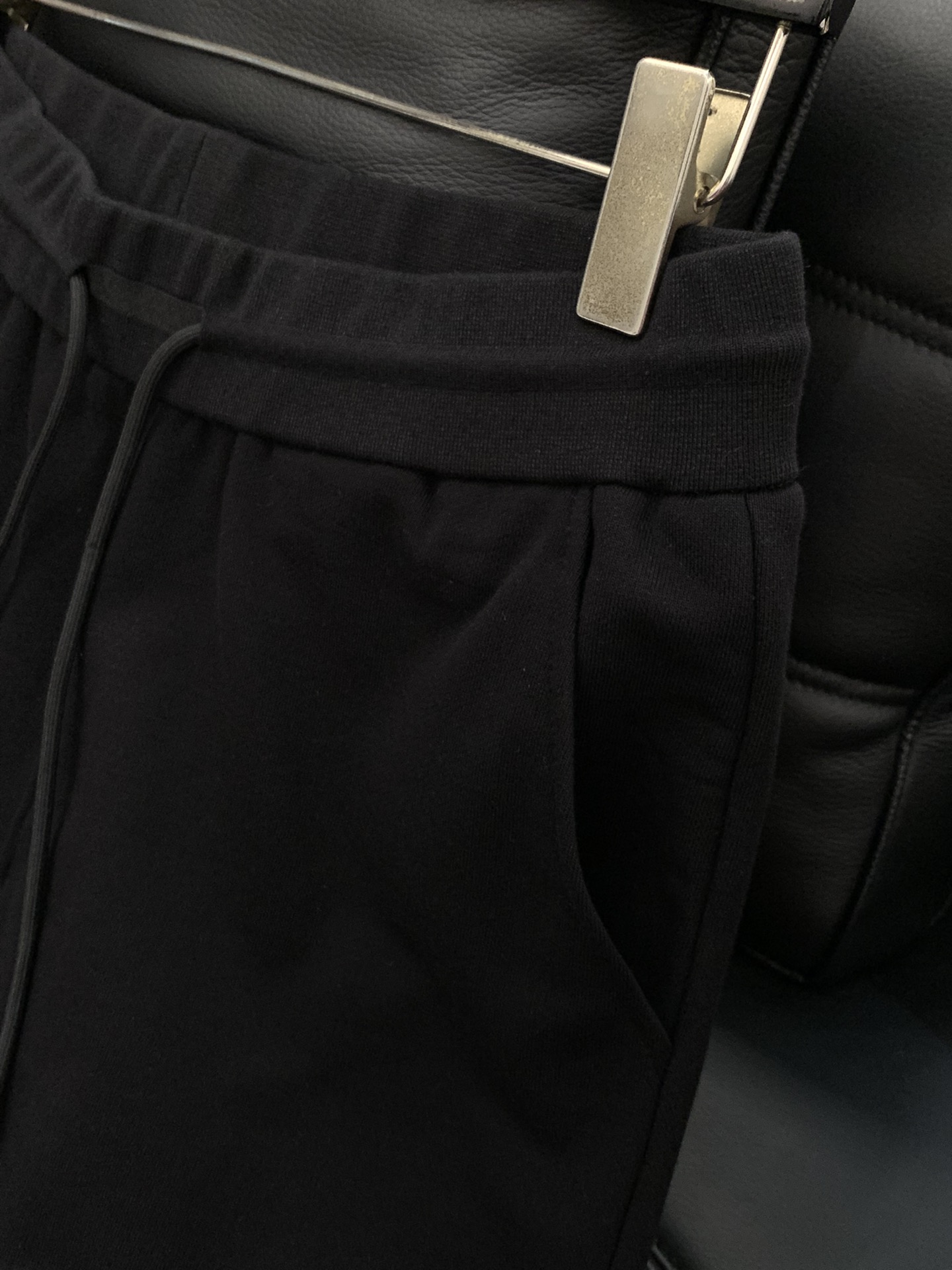 “Thom Browne Summer 2025 Update: Fashion Recreational Shorts with Top-Level Printing and Imported Fabrics” - 图片 5