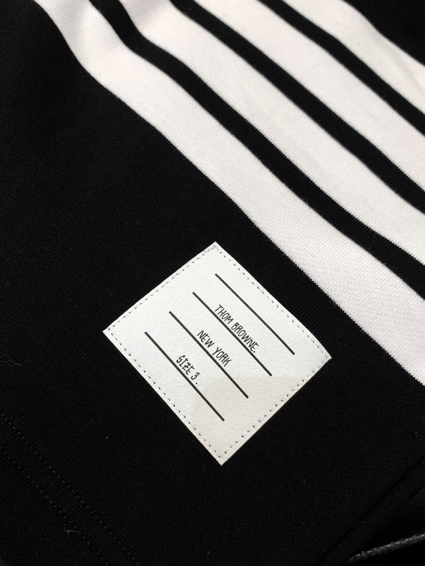 “Thom Browne Summer 2025 Update: Fashion Recreational Shorts with Top-Level Printing and Imported Fabrics” - 图片 7