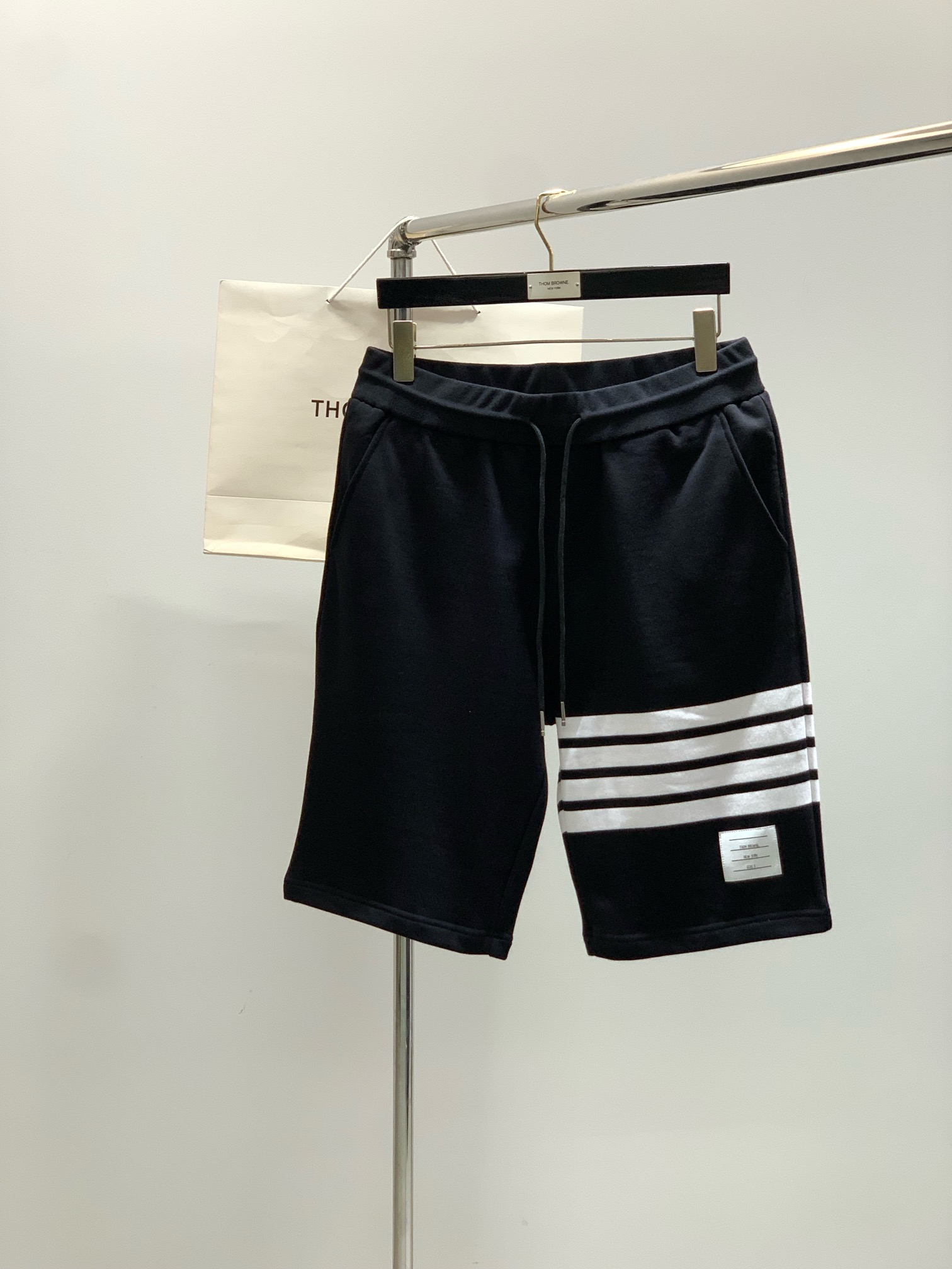 “Thom Browne Summer 2025 Update: Fashion Recreational Shorts with Top-Level Printing and Imported Fabrics” - 图片 1