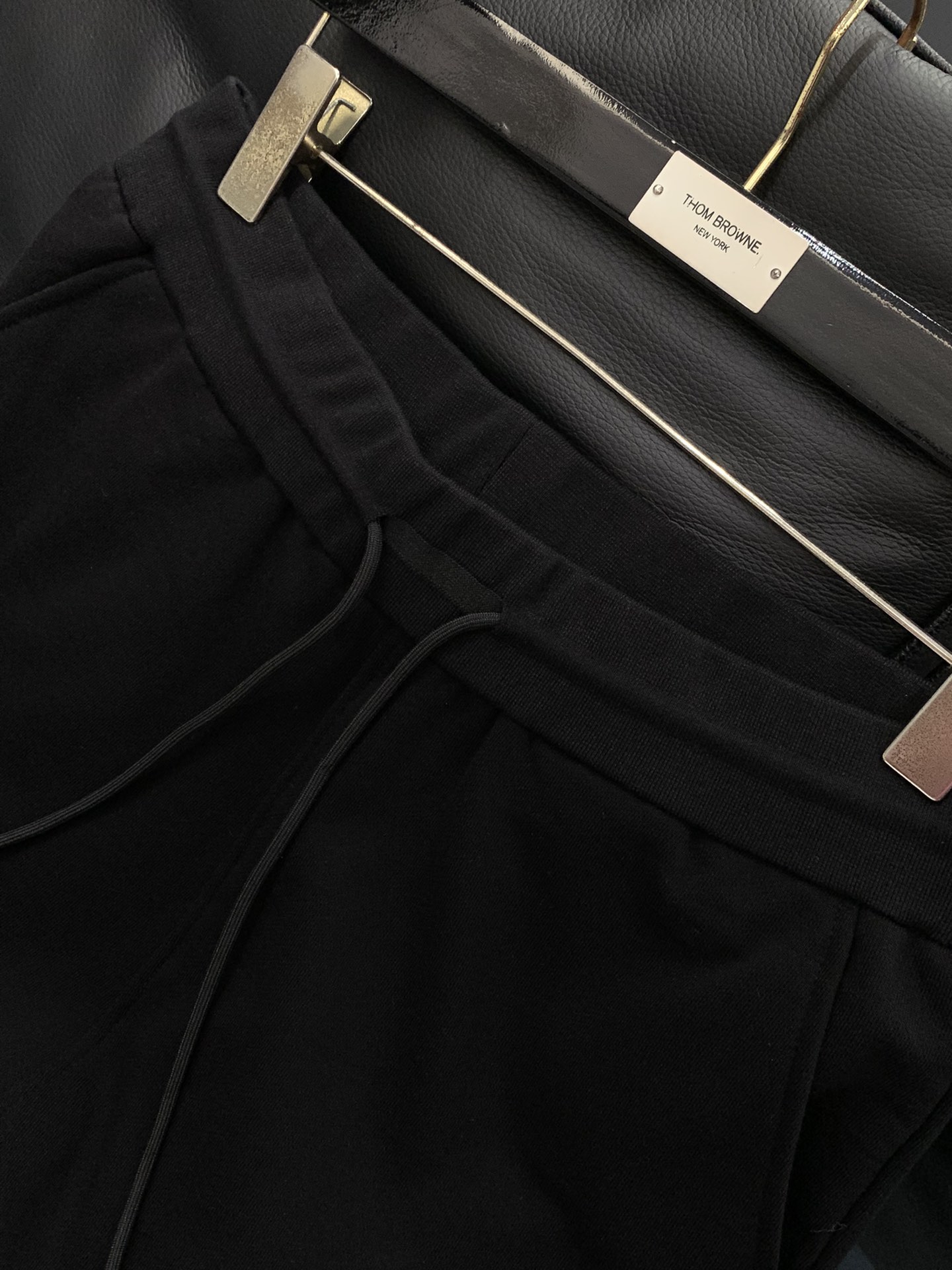 “Thom Browne Summer 2025 Update: Fashion Recreational Shorts with Top-Level Printing and Imported Fabrics” - 图片 4