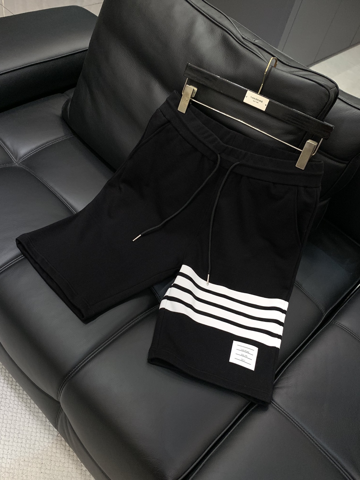 “Thom Browne Summer 2025 Update: Fashion Recreational Shorts with Top-Level Printing and Imported Fabrics” - 图片 3