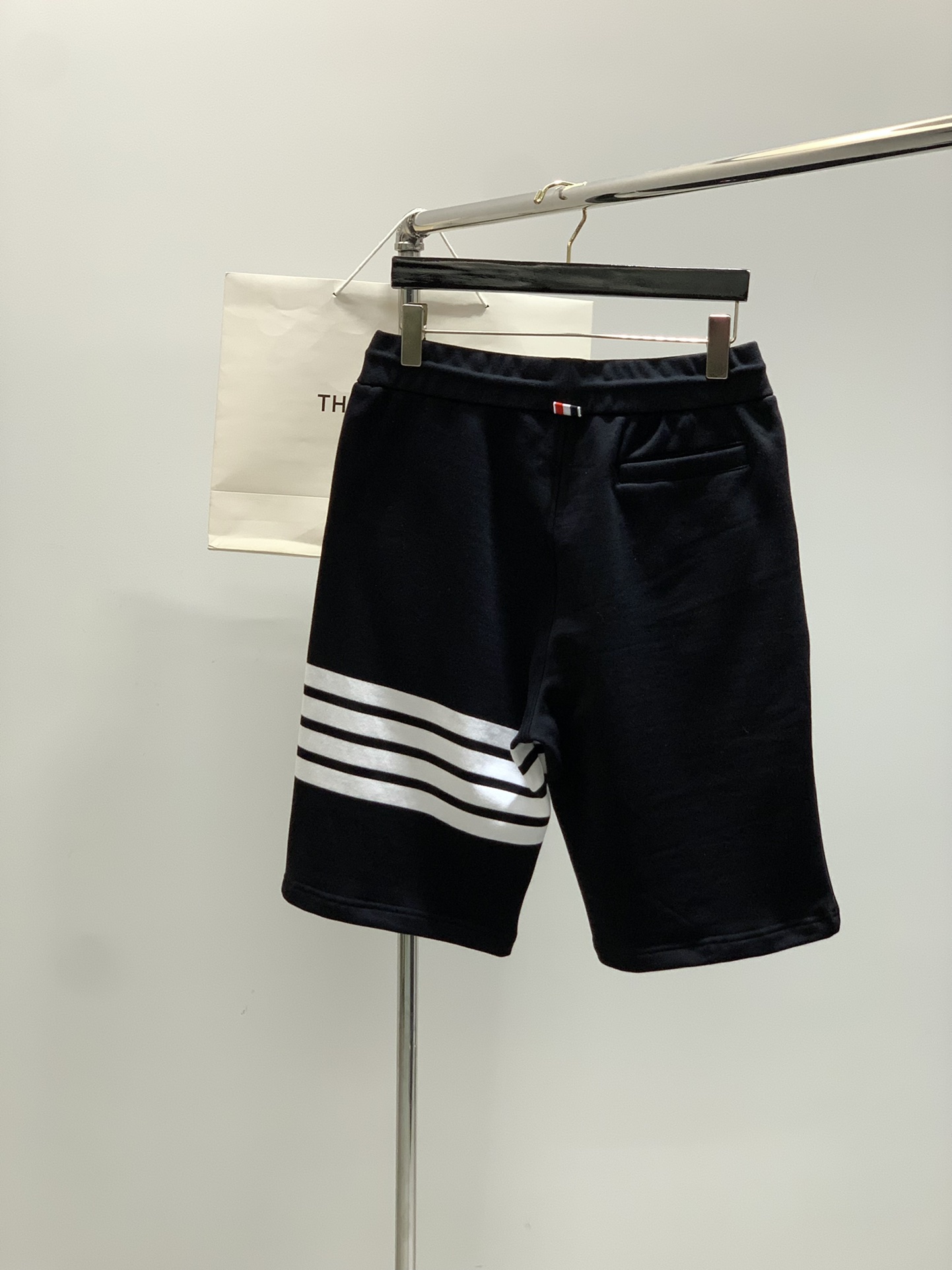 “Thom Browne Summer 2025 Update: Fashion Recreational Shorts with Top-Level Printing and Imported Fabrics” - 图片 2