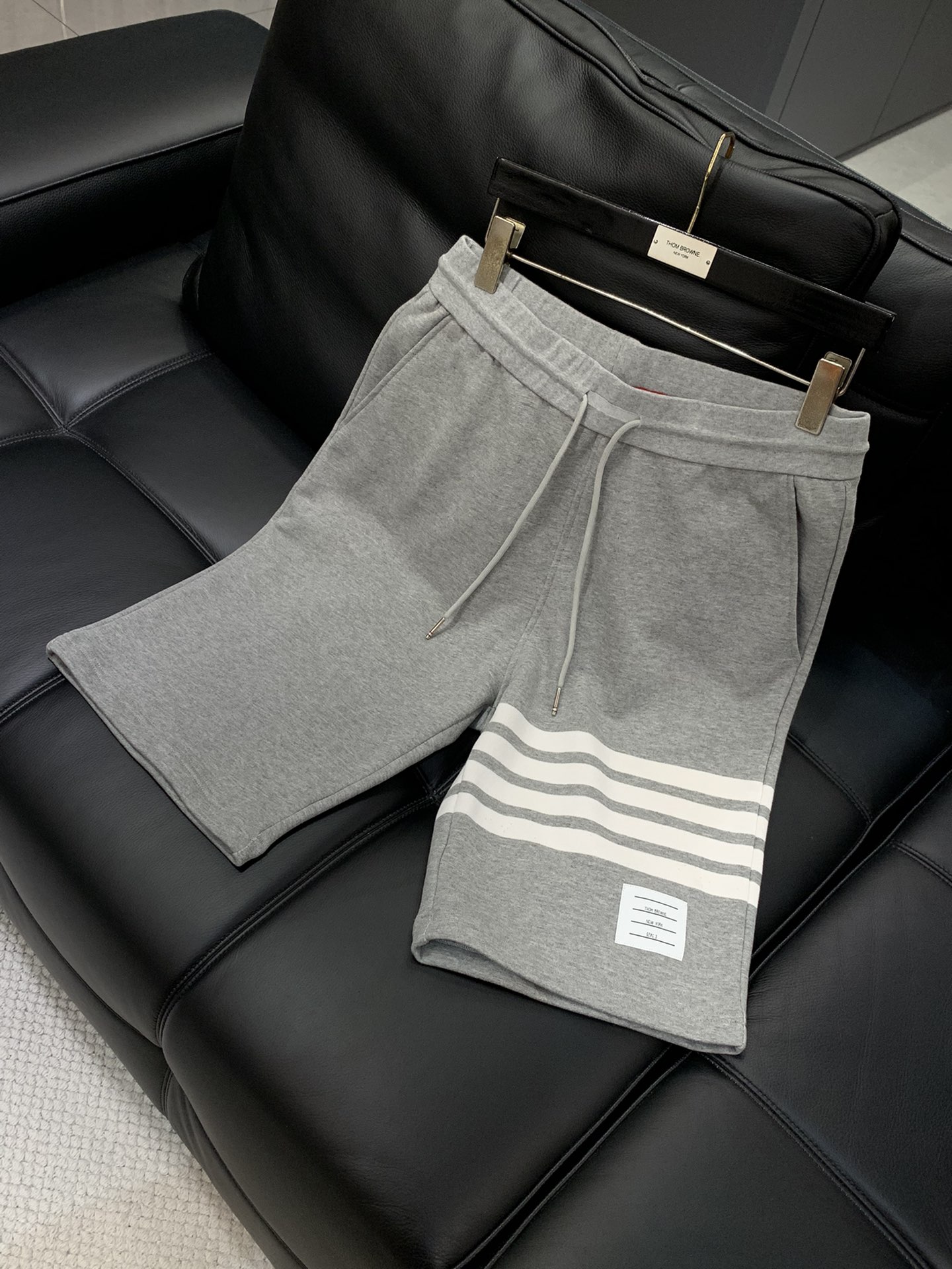 “Thom Browne Summer 2025 Fashion Shorts Update: High-Grade Recreational Wear with Original Design and Comfort” - 图片 3