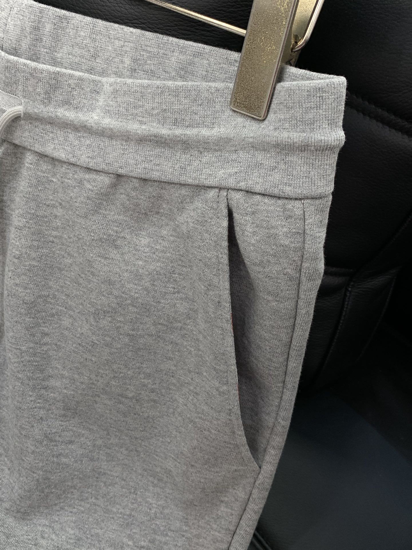 “Thom Browne Summer 2025 Fashion Shorts Update: High-Grade Recreational Wear with Original Design and Comfort” - 图片 5