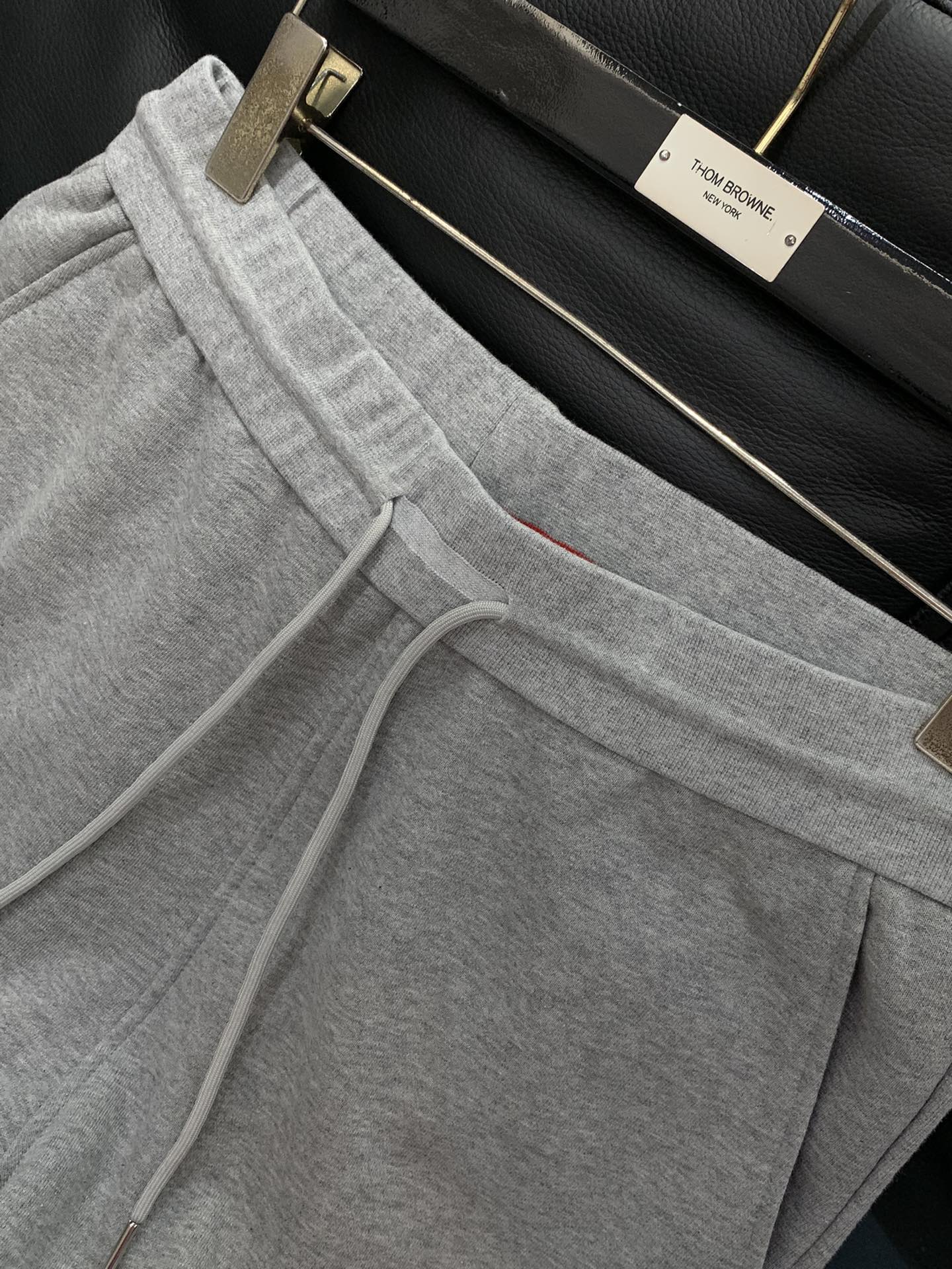 “Thom Browne Summer 2025 Fashion Shorts Update: High-Grade Recreational Wear with Original Design and Comfort” - 图片 4