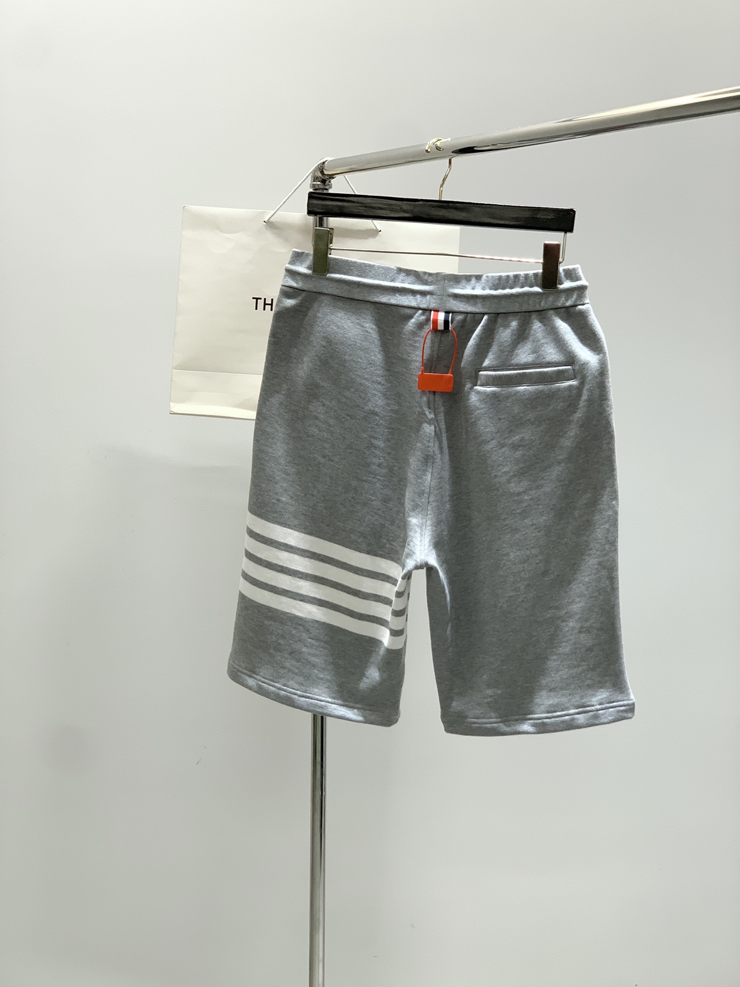 “Thom Browne Summer 2025 Fashion Shorts Update: High-Grade Recreational Wear with Original Design and Comfort” - 图片 2