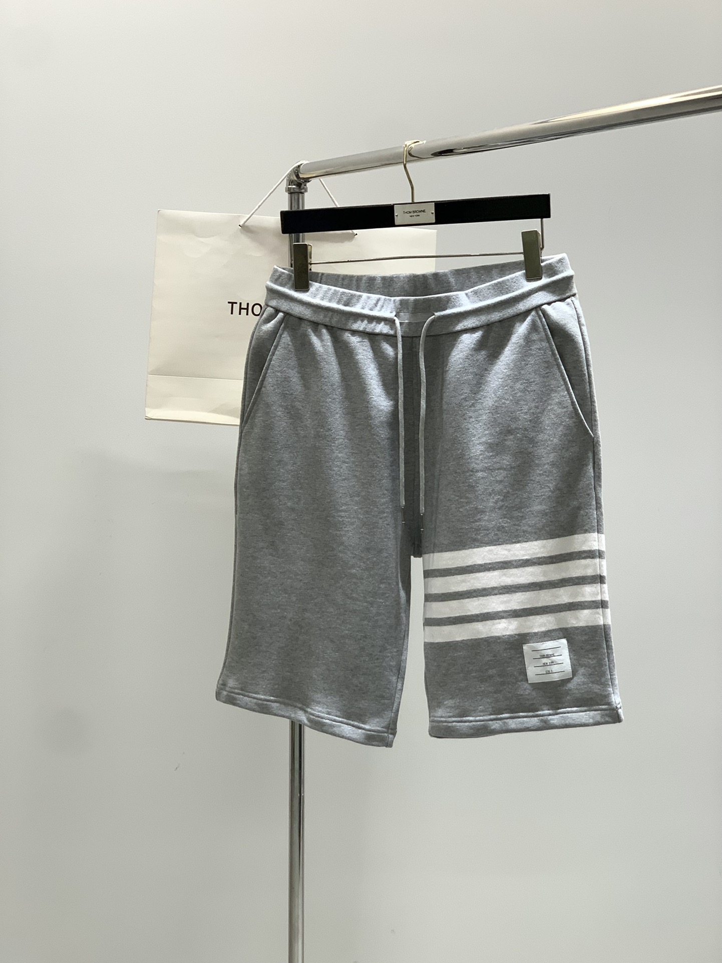“Thom Browne Summer 2025 Fashion Shorts Update: High-Grade Recreational Wear with Original Design and Comfort” - 图片 1