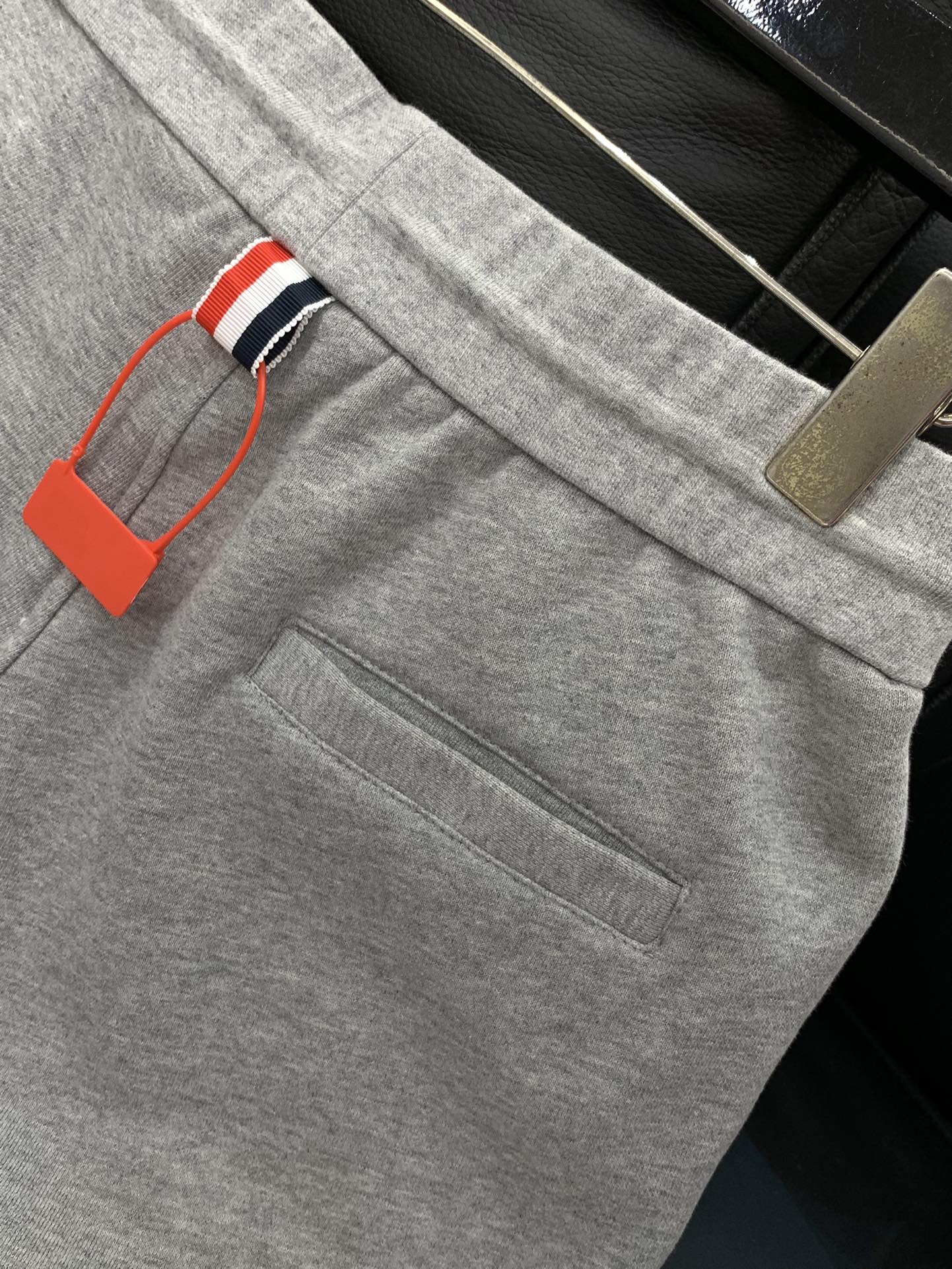 “Thom Browne Summer 2025 Fashion Shorts Update: High-Grade Recreational Wear with Original Design and Comfort” - 图片 8