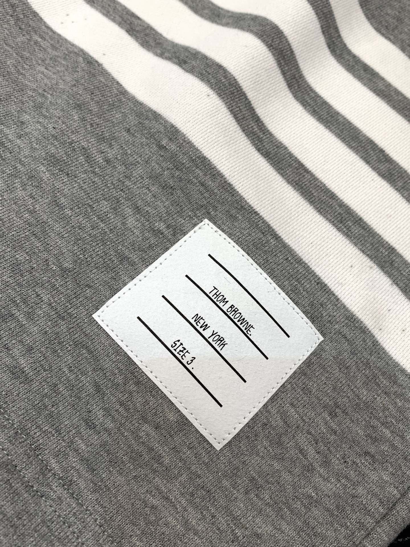 “Thom Browne Summer 2025 Fashion Shorts Update: High-Grade Recreational Wear with Original Design and Comfort” - 图片 7