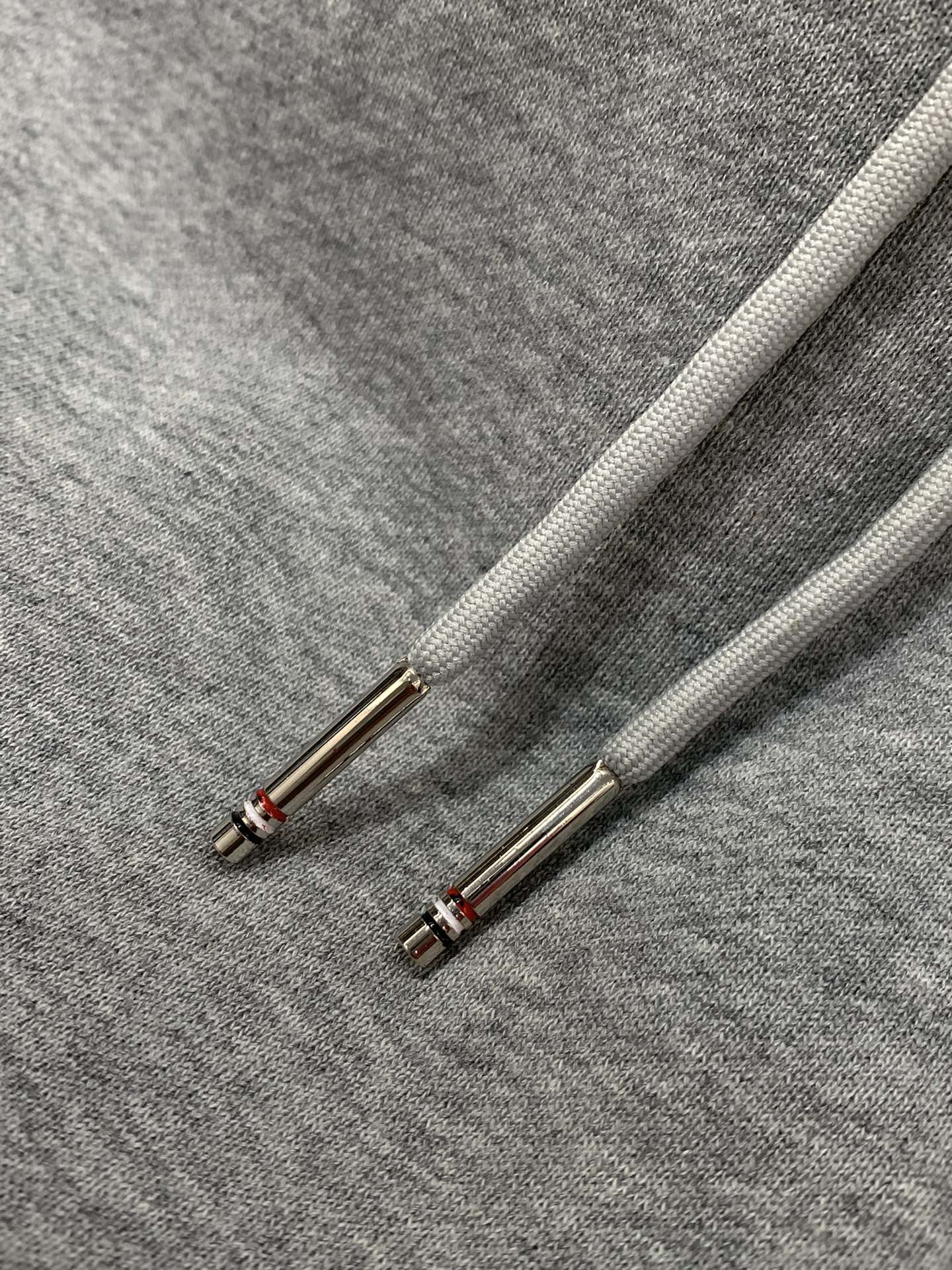 “Thom Browne Summer 2025 Fashion Shorts Update: High-Grade Recreational Wear with Original Design and Comfort” - 图片 6