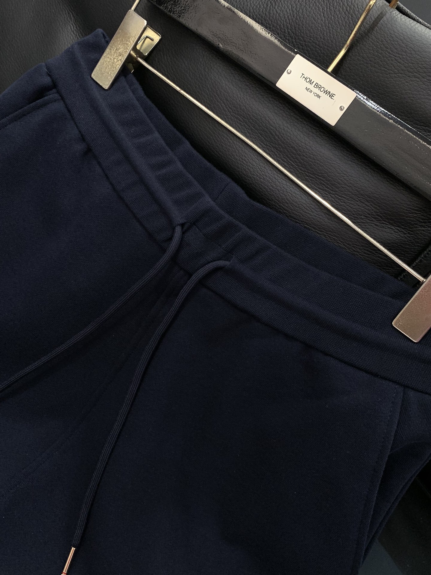 “Thom Browne Summer 2025 Fashion Update: Recreational Shorts with Original Hardware and Imported Fabrics” - 图片 4