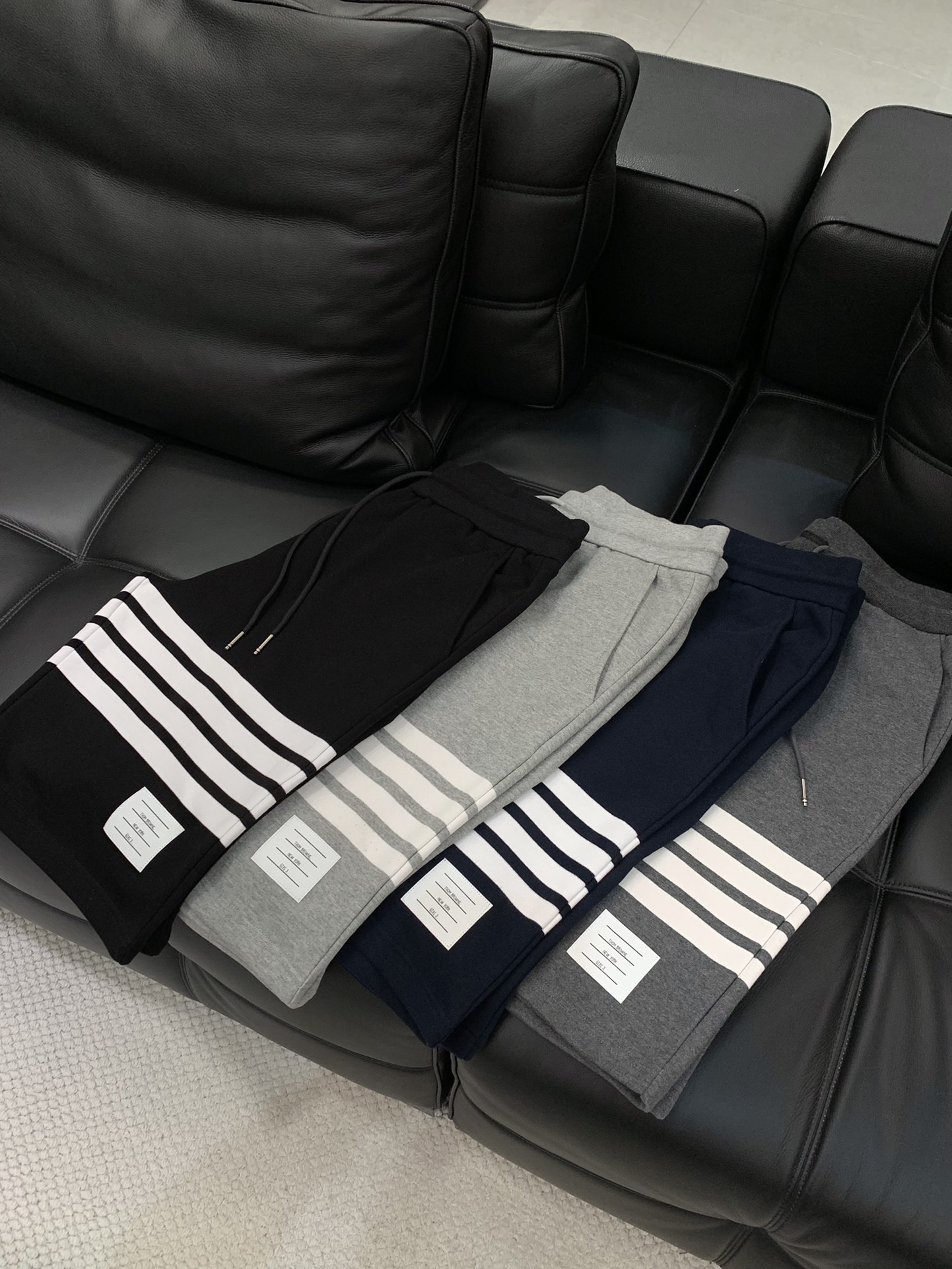 “Thom Browne Summer 2025 Fashion Update: Recreational Shorts with Original Hardware and Imported Fabrics” - 图片 9