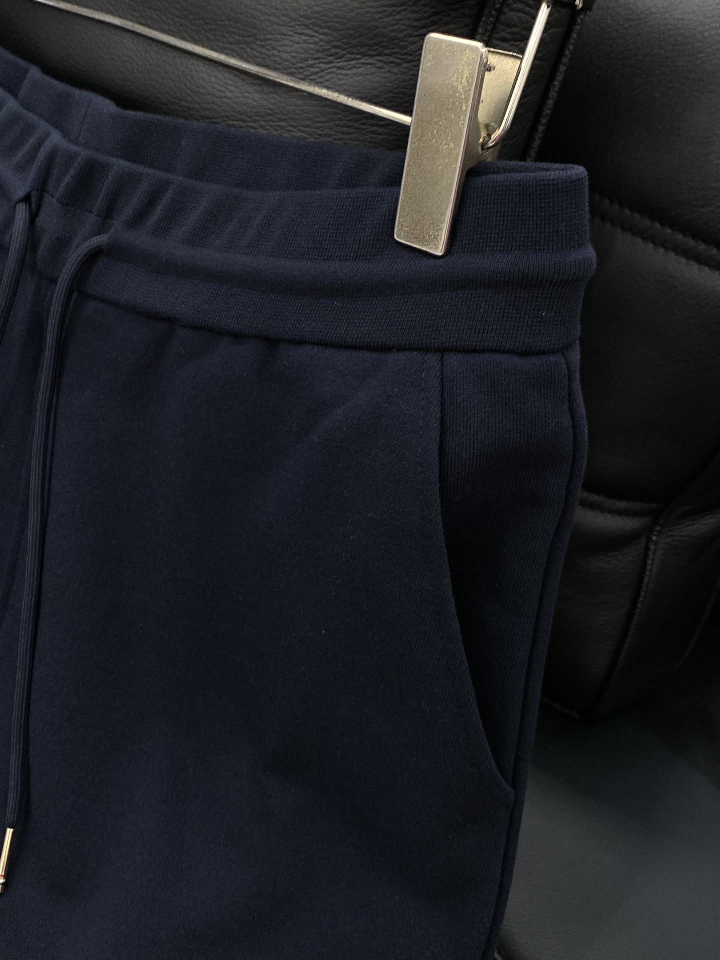 “Thom Browne Summer 2025 Fashion Update: Recreational Shorts with Original Hardware and Imported Fabrics” - 图片 5