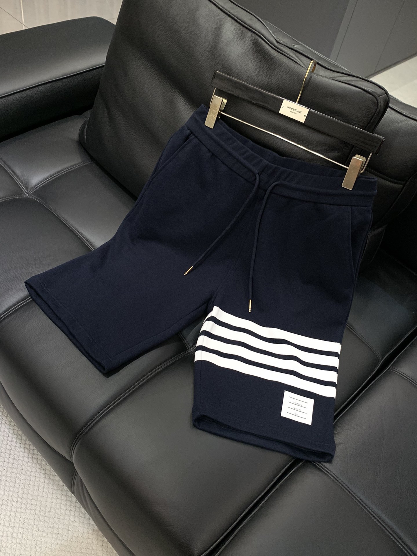 “Thom Browne Summer 2025 Fashion Update: Recreational Shorts with Original Hardware and Imported Fabrics” - 图片 3