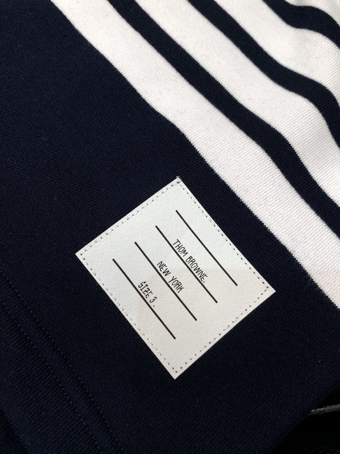 “Thom Browne Summer 2025 Fashion Update: Recreational Shorts with Original Hardware and Imported Fabrics” - 图片 7
