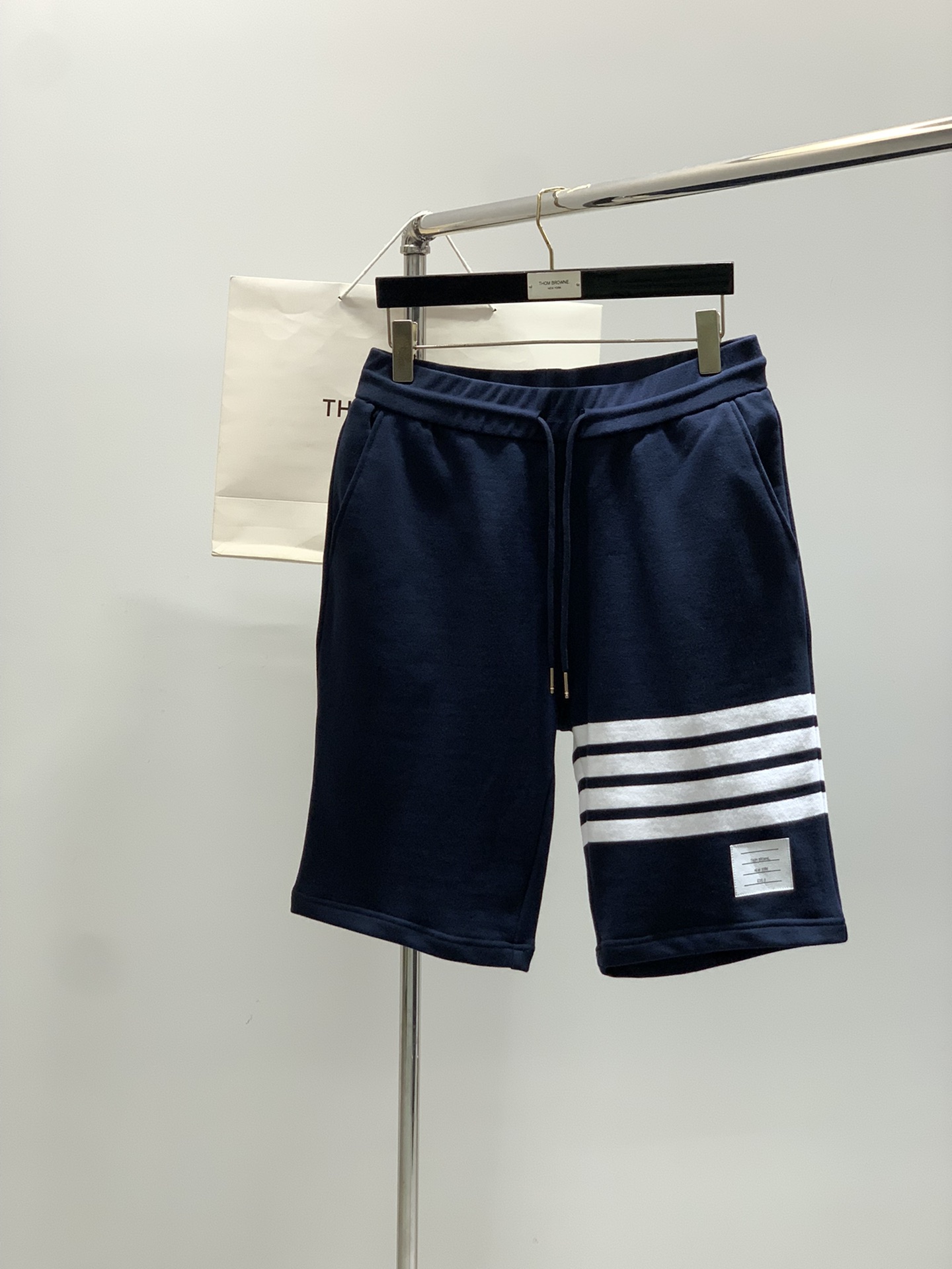 “Thom Browne Summer 2025 Fashion Update: Recreational Shorts with Original Hardware and Imported Fabrics” - 图片 1