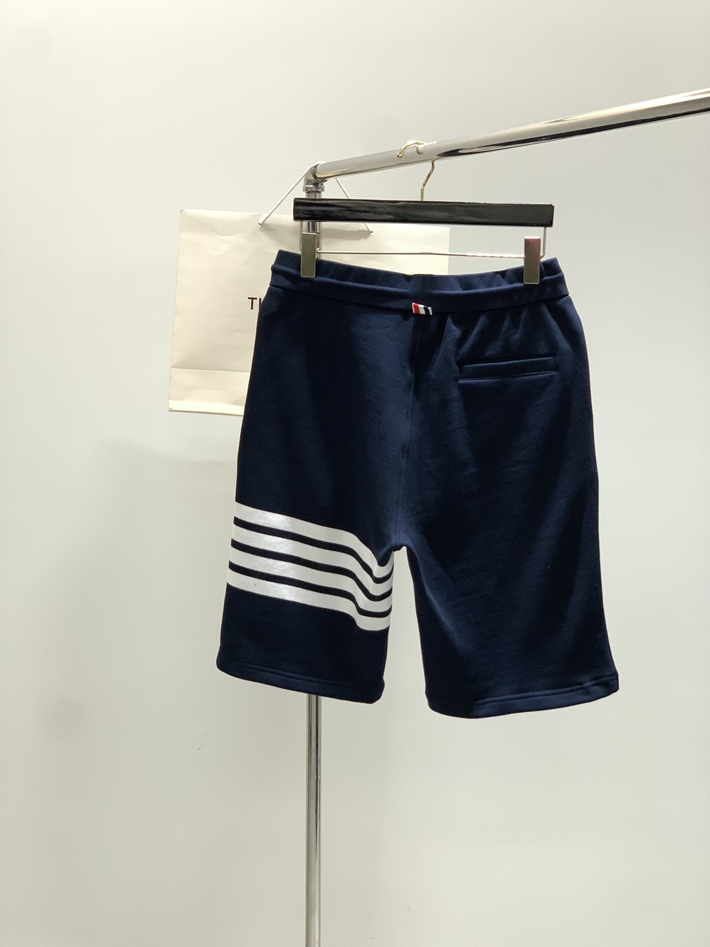 “Thom Browne Summer 2025 Fashion Update: Recreational Shorts with Original Hardware and Imported Fabrics” - 图片 2