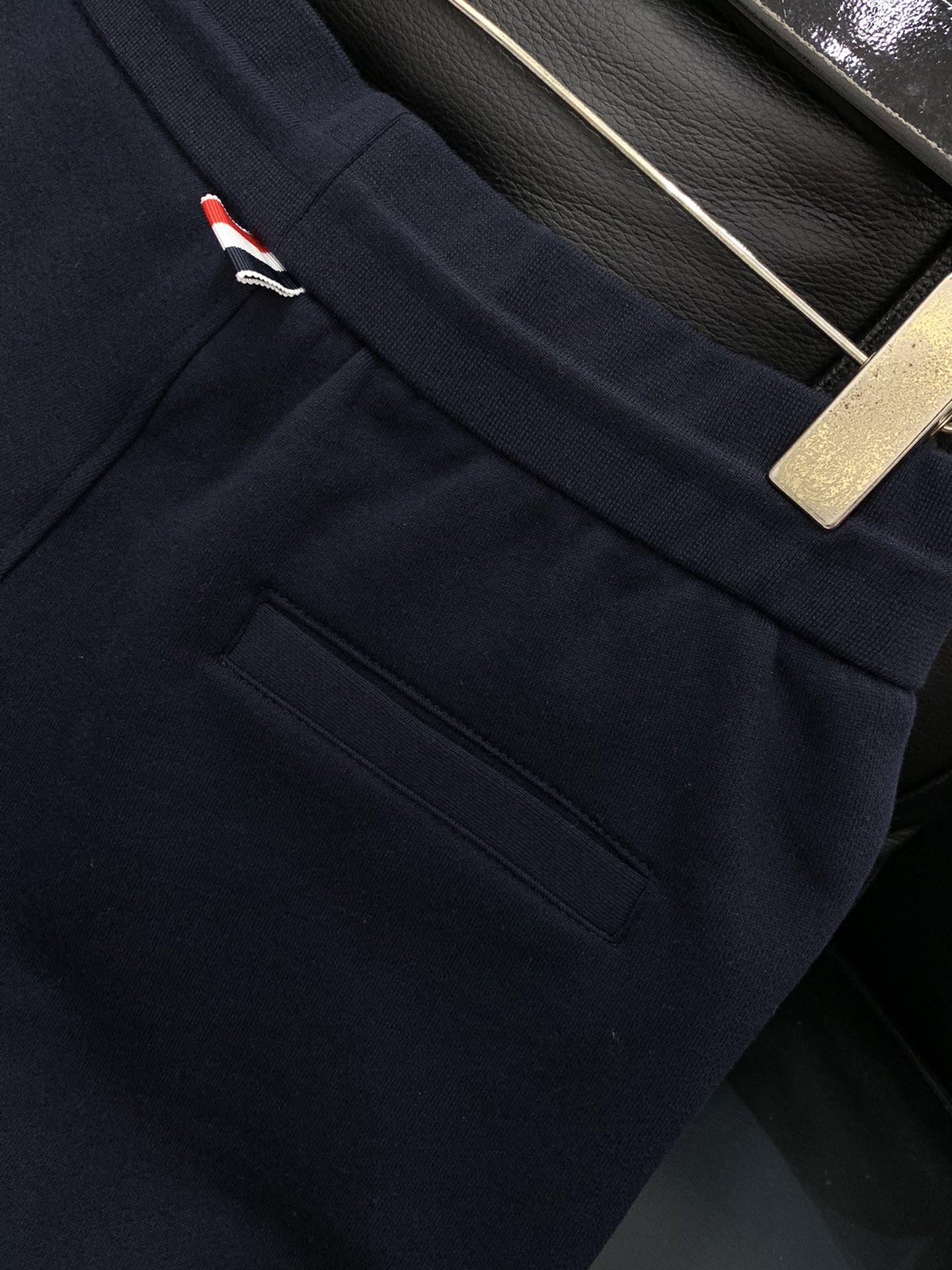 “Thom Browne Summer 2025 Fashion Update: Recreational Shorts with Original Hardware and Imported Fabrics” - 图片 8