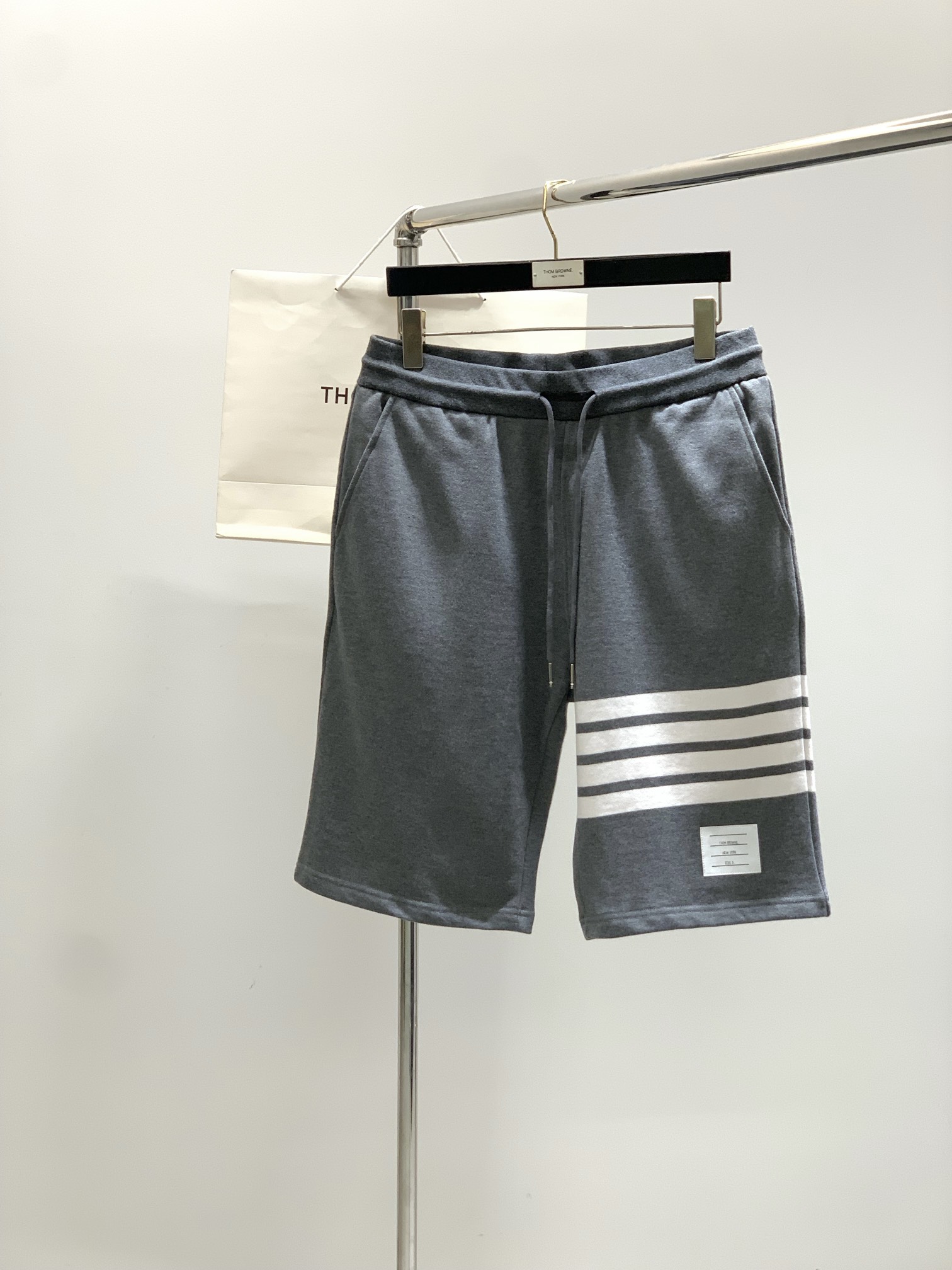 “Thom Browne Summer 2025 Update: Fashion Shorts with Original Hardware and Imported Fabrics” - 图片 1