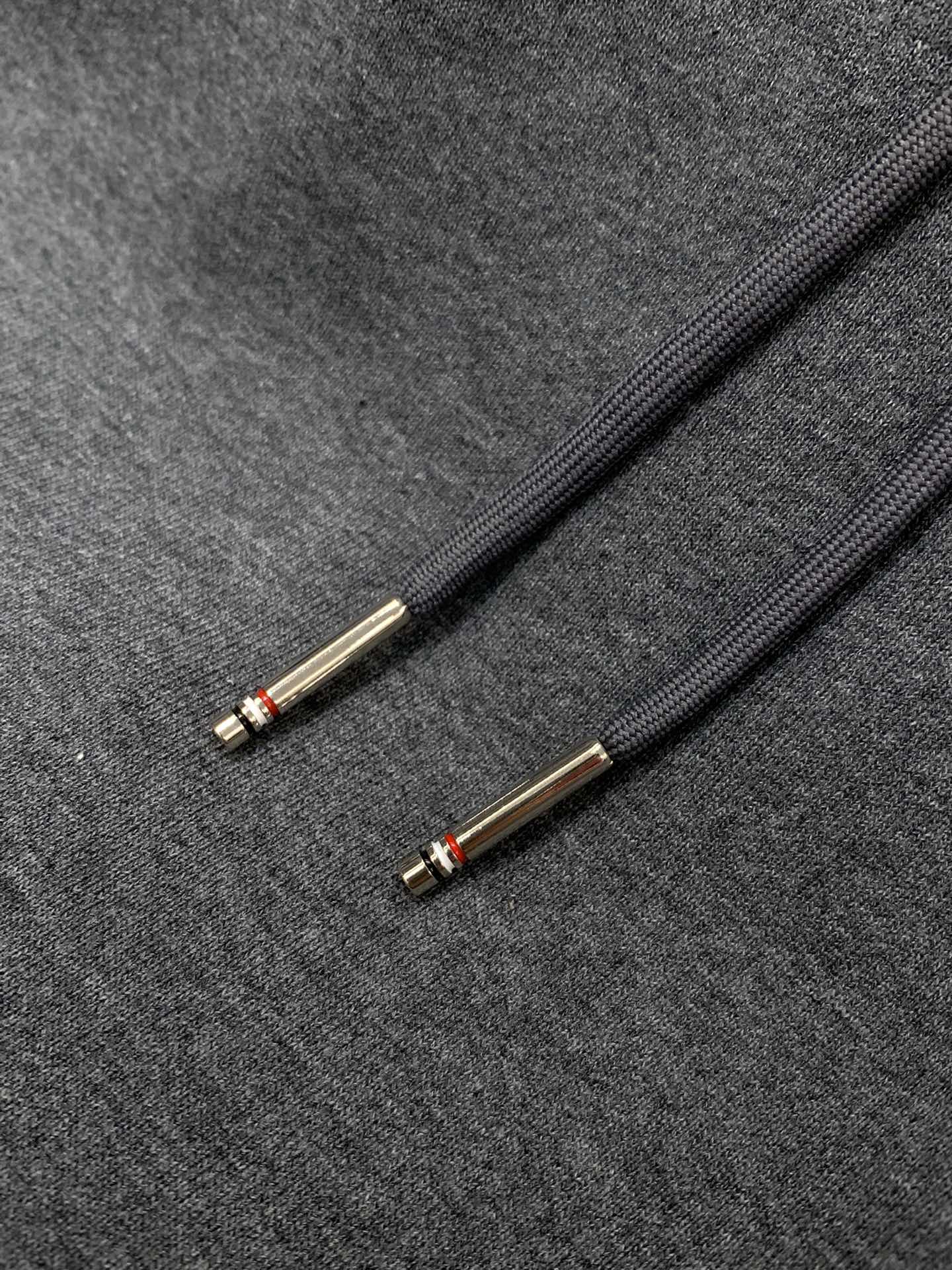 “Thom Browne Summer 2025 Update: Fashion Shorts with Original Hardware and Imported Fabrics” - 图片 6