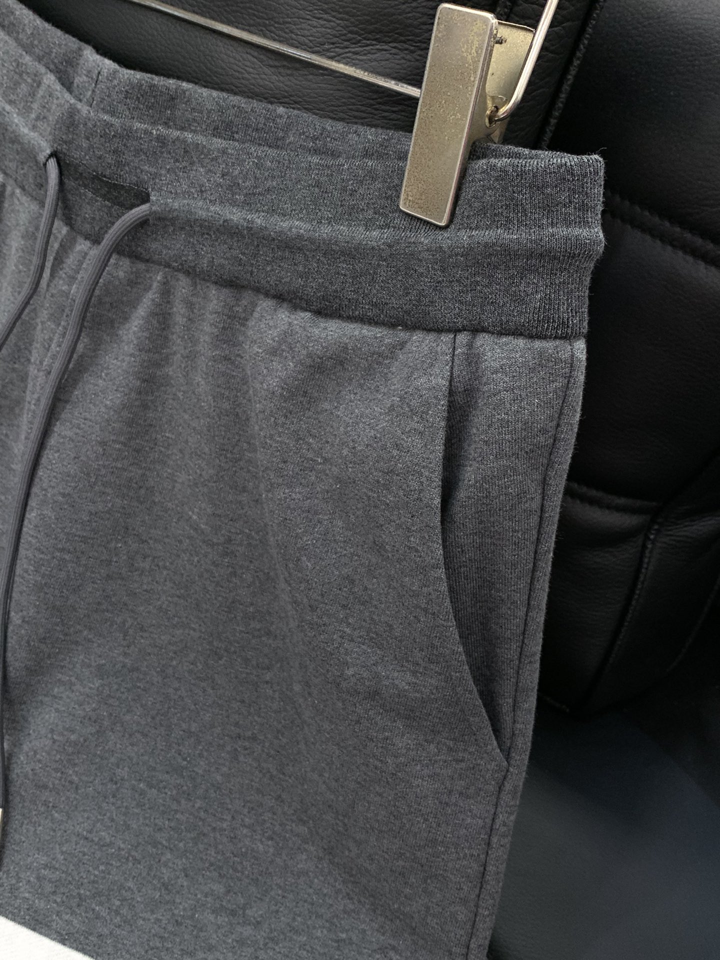 “Thom Browne Summer 2025 Update: Fashion Shorts with Original Hardware and Imported Fabrics” - 图片 5