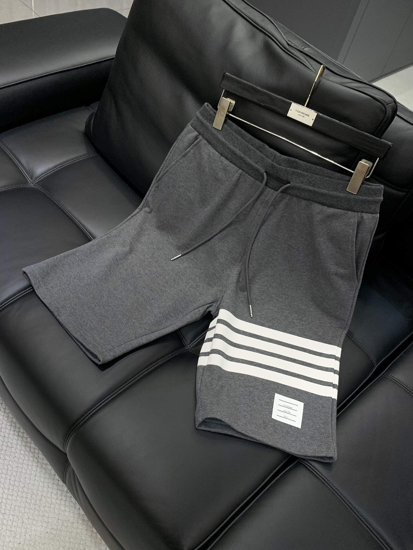 “Thom Browne Summer 2025 Update: Fashion Shorts with Original Hardware and Imported Fabrics” - 图片 3