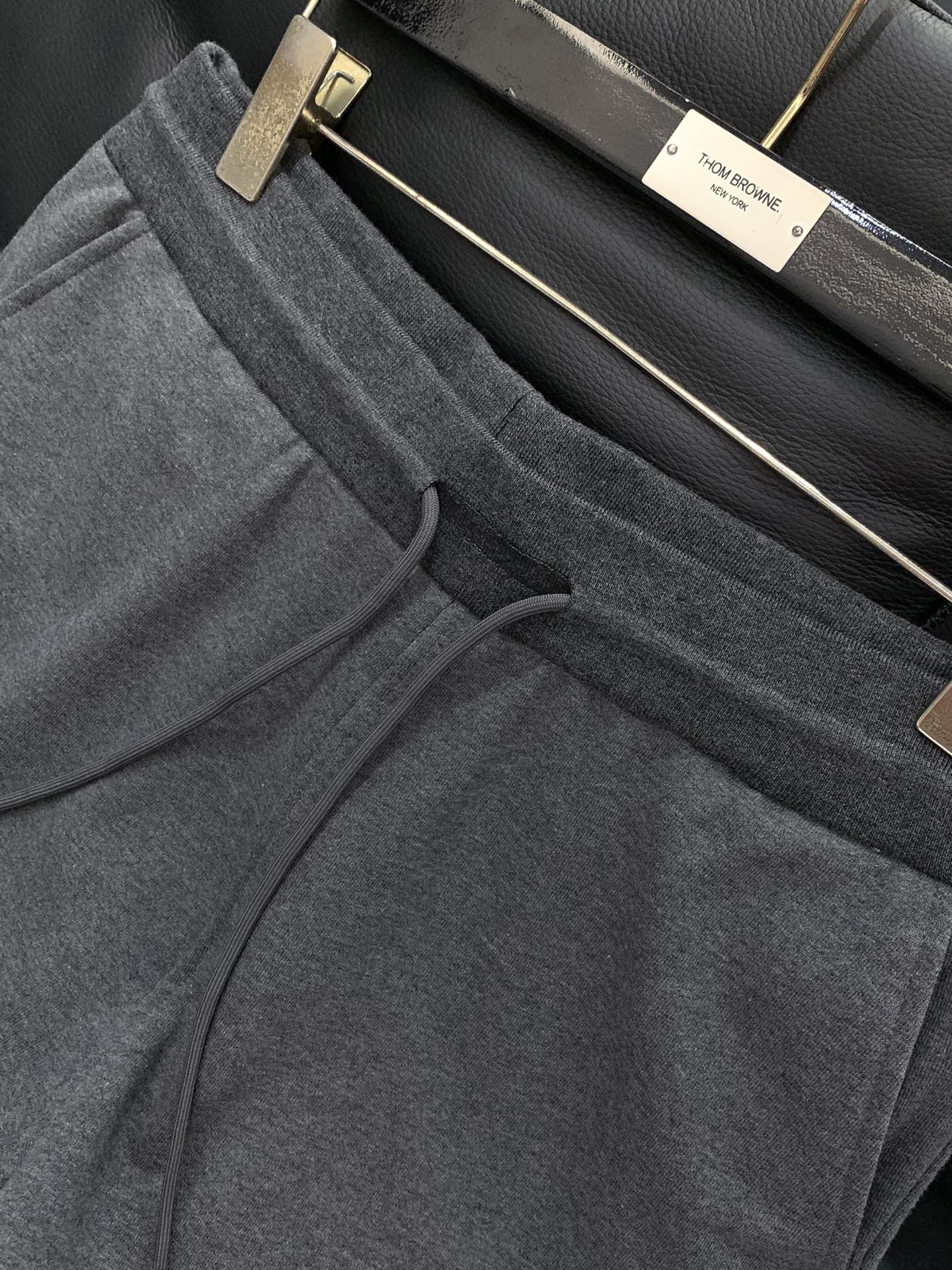 “Thom Browne Summer 2025 Update: Fashion Shorts with Original Hardware and Imported Fabrics” - 图片 4