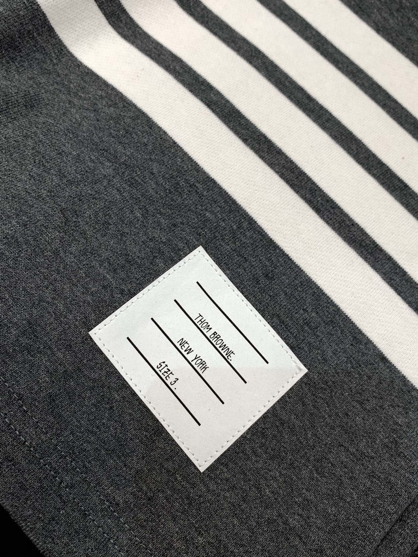 “Thom Browne Summer 2025 Update: Fashion Shorts with Original Hardware and Imported Fabrics” - 图片 7